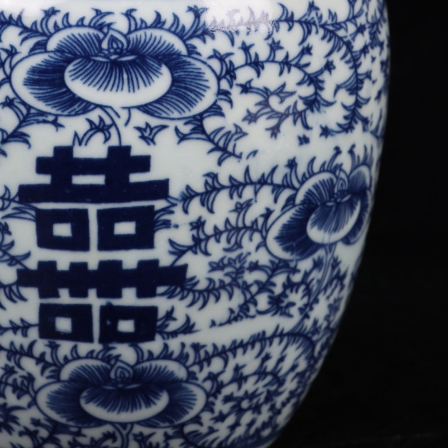 Blue and white happiness shaped lid jar