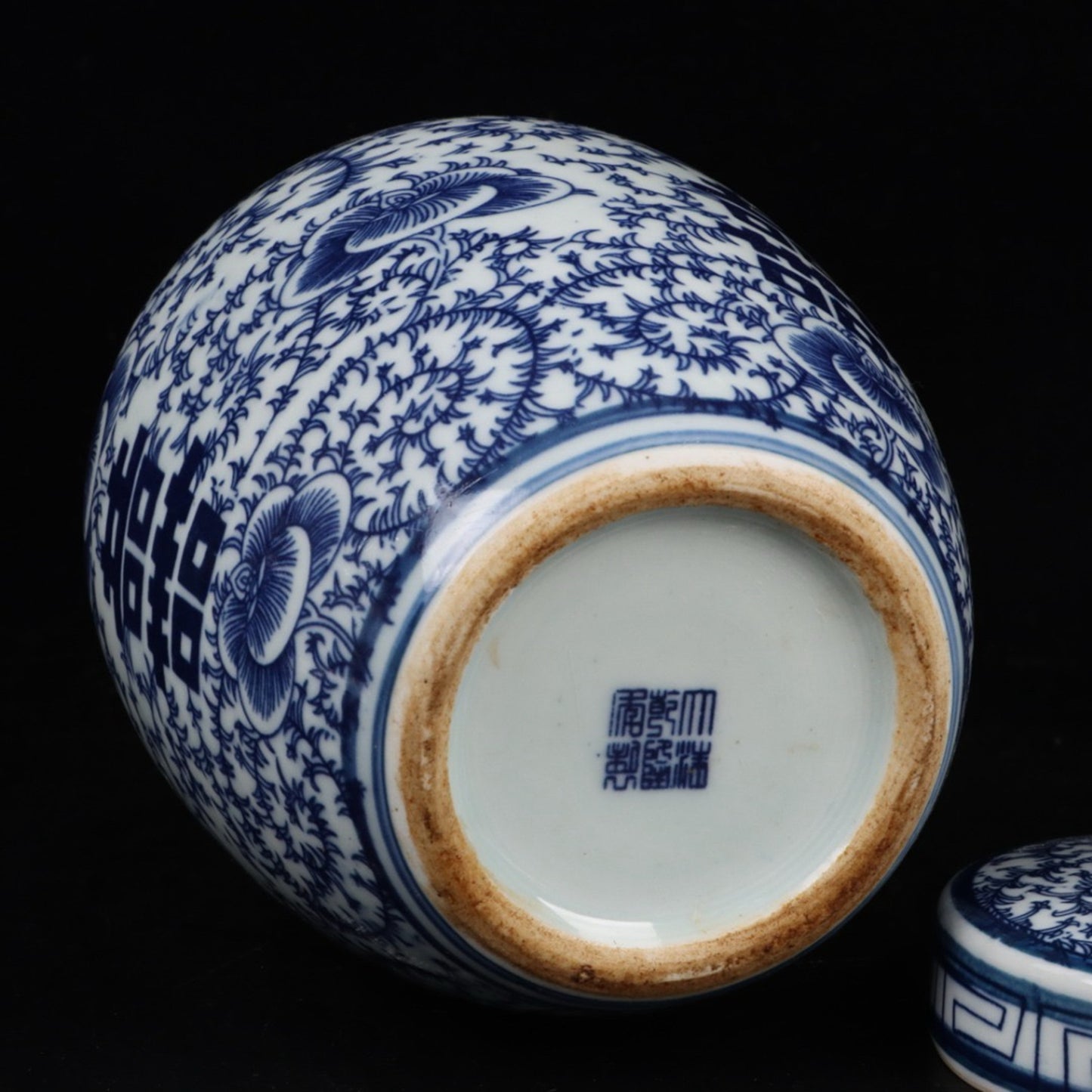 Blue and white happiness shaped lid jar