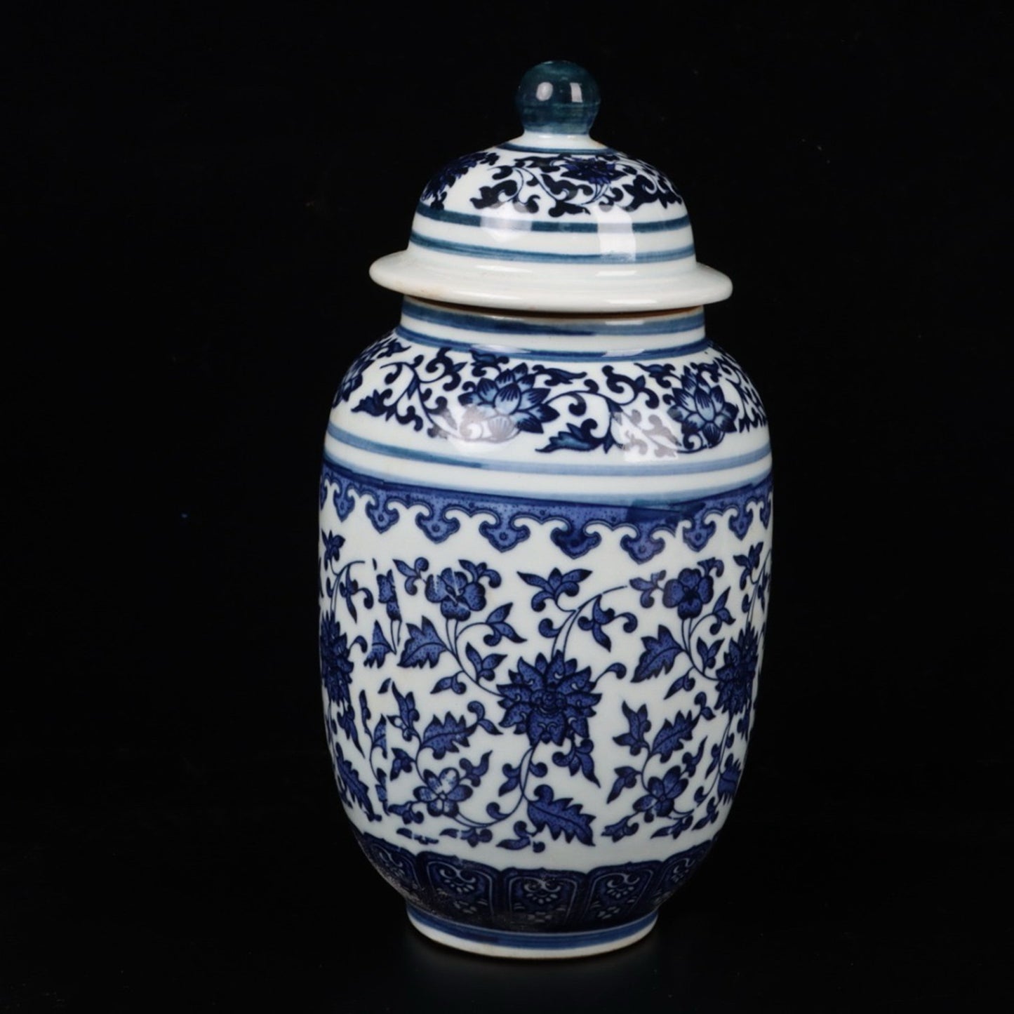 Blue and white intertwined lotus patterned general jar