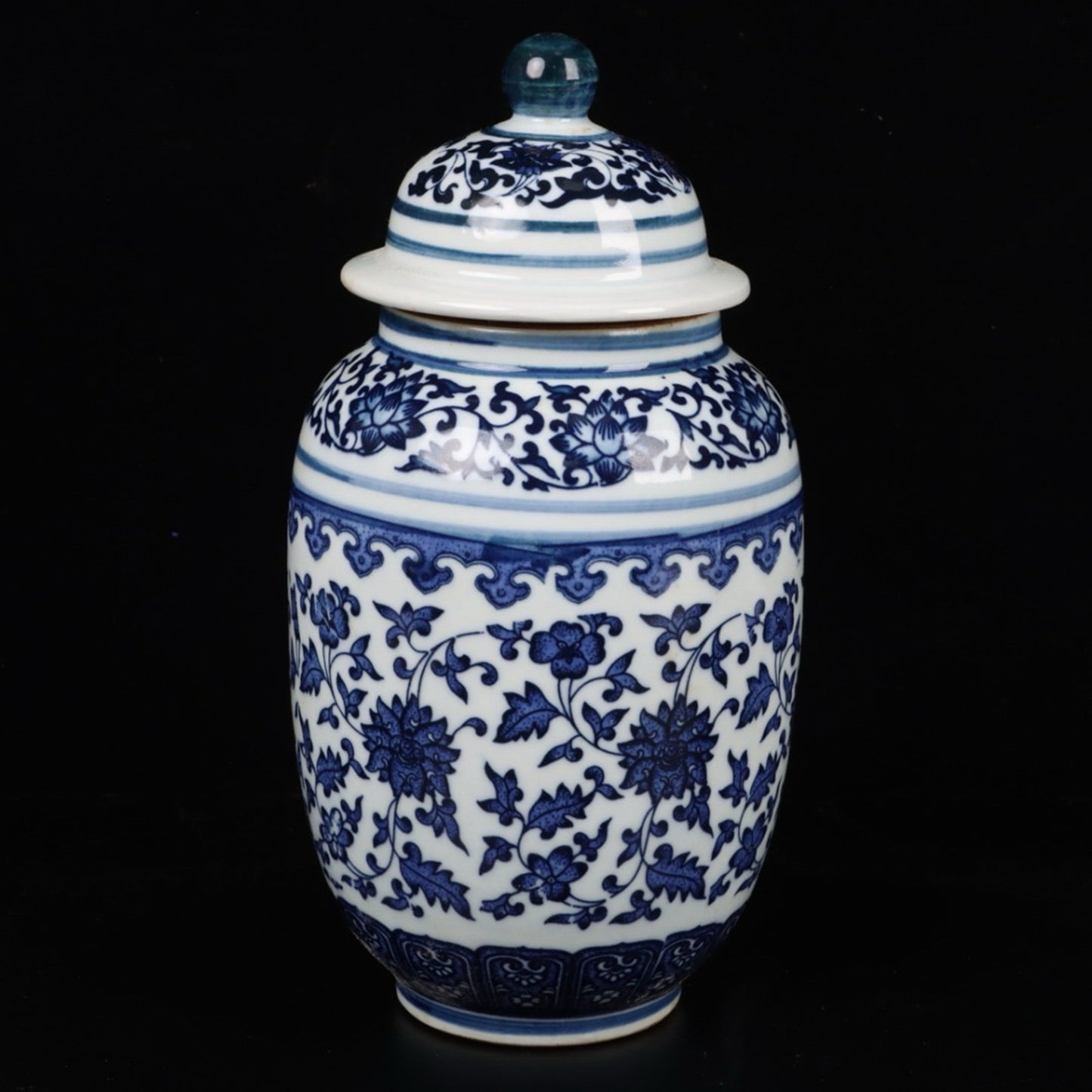 Blue and white intertwined lotus patterned general jar
