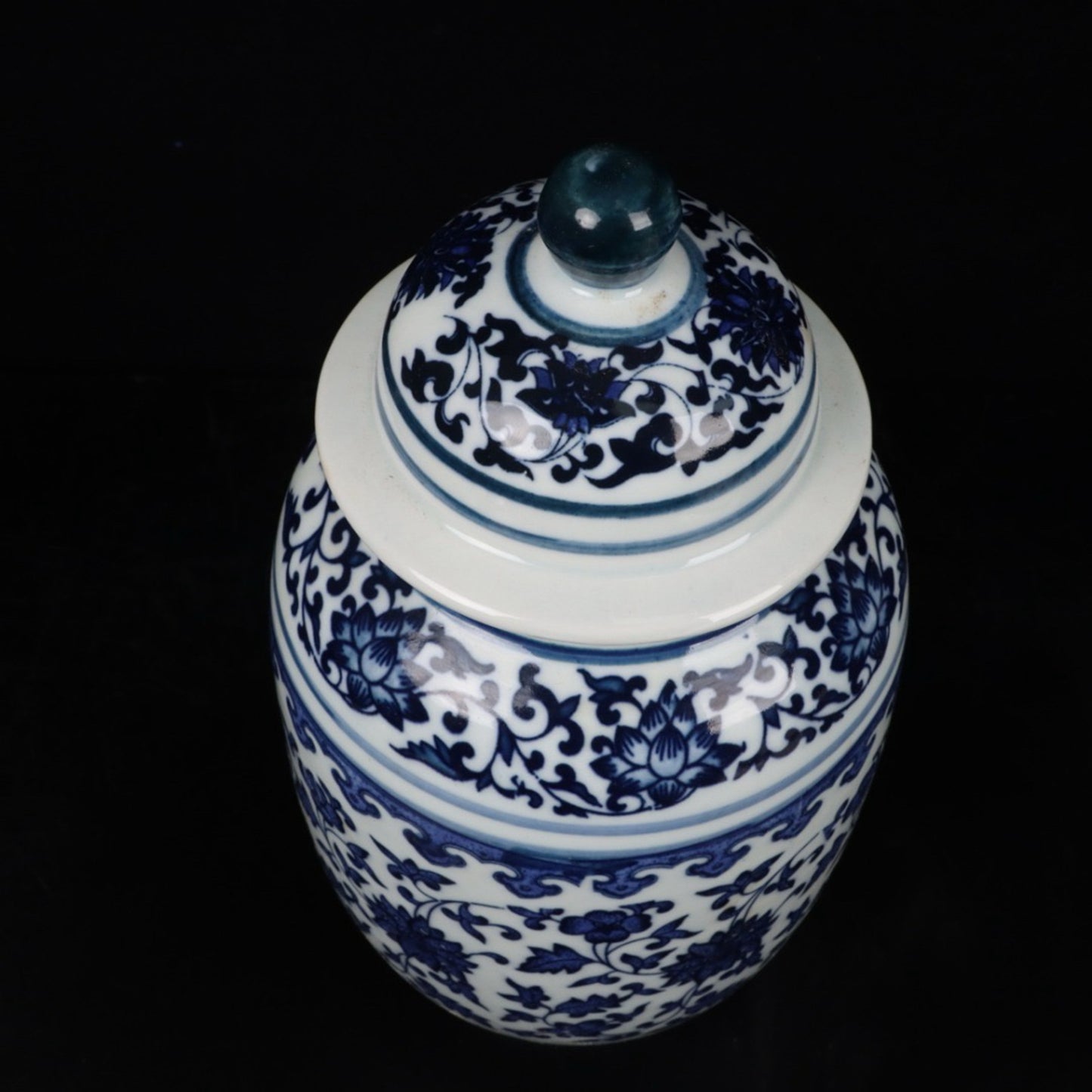 Blue and white intertwined lotus patterned general jar