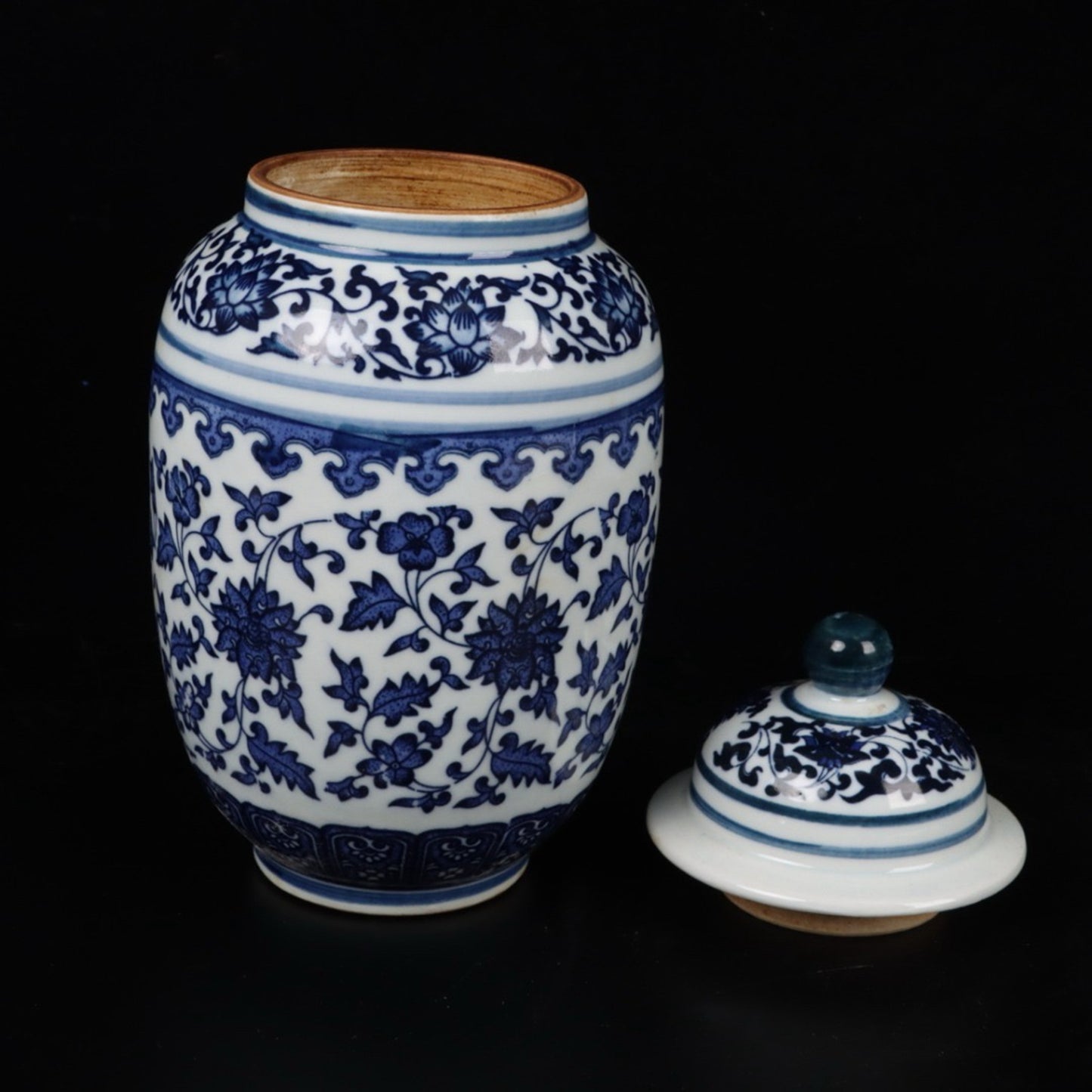Blue and white intertwined lotus patterned general jar