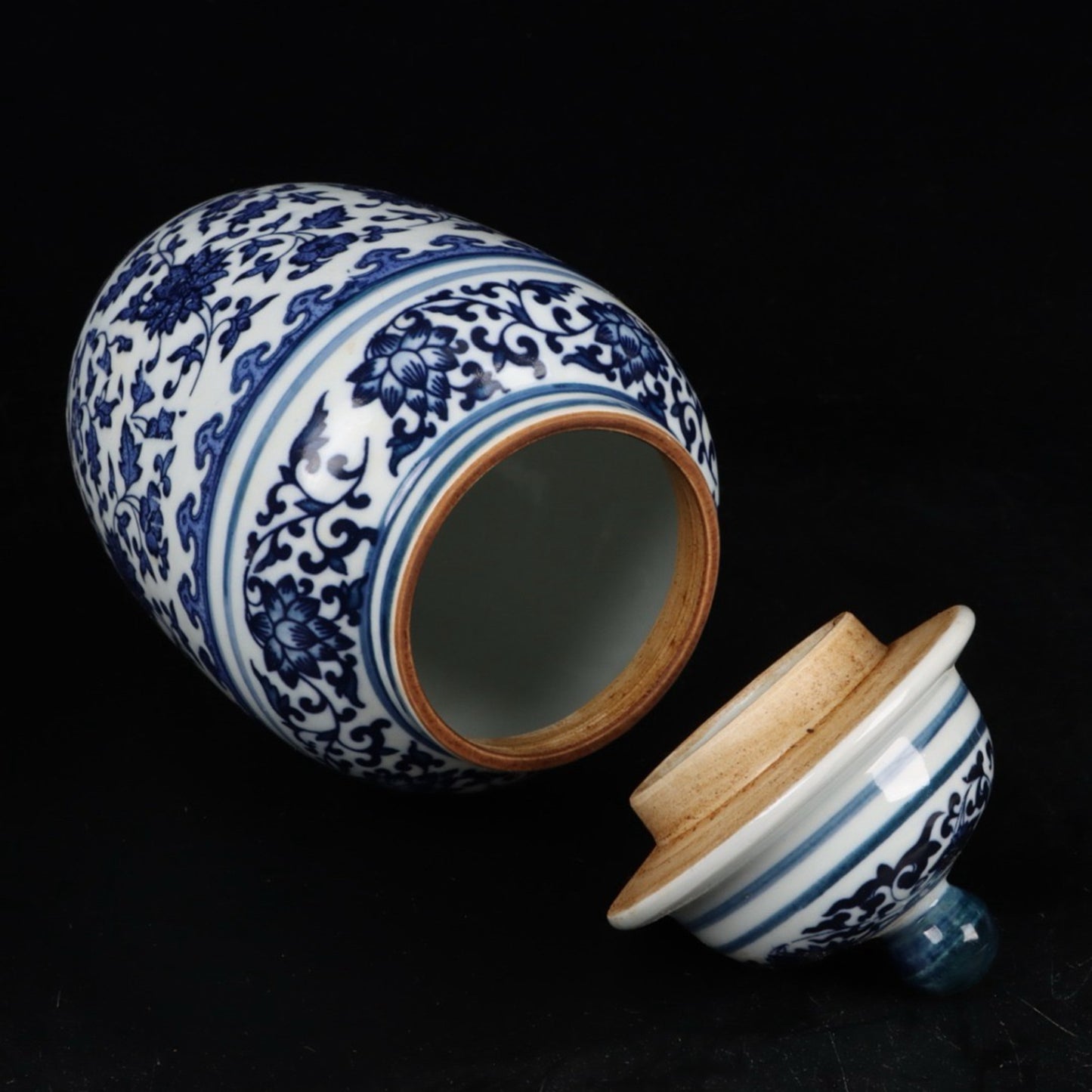 Blue and white intertwined lotus patterned general jar