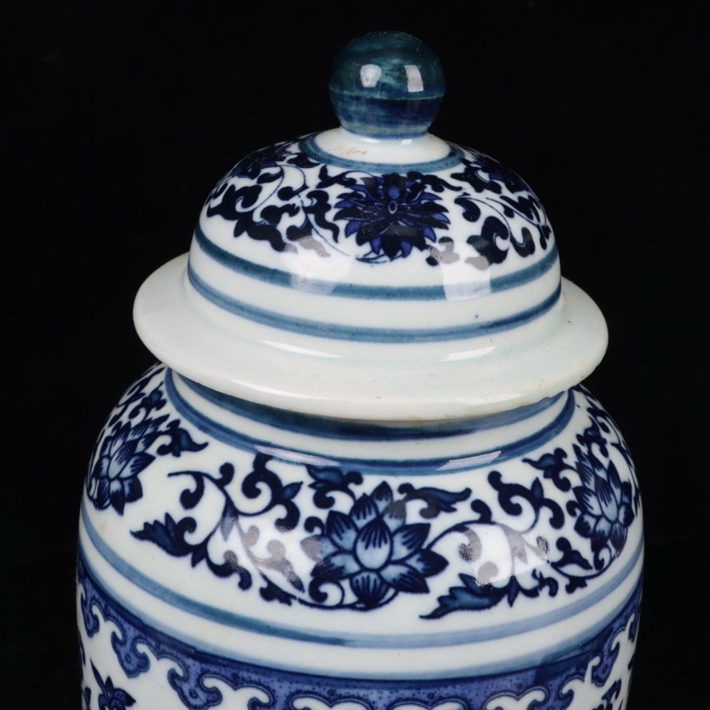 Blue and white intertwined lotus patterned general jar