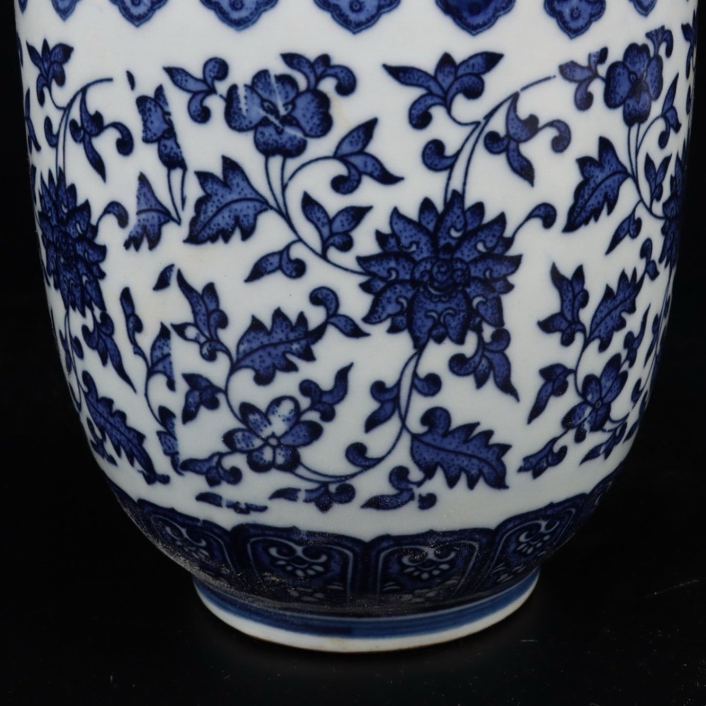 Blue and white intertwined lotus patterned general jar