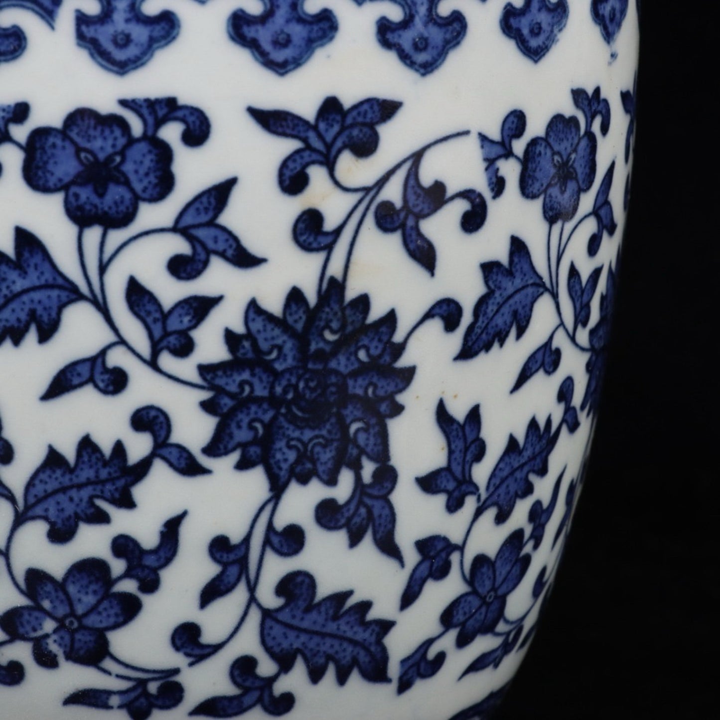 Blue and white intertwined lotus patterned general jar