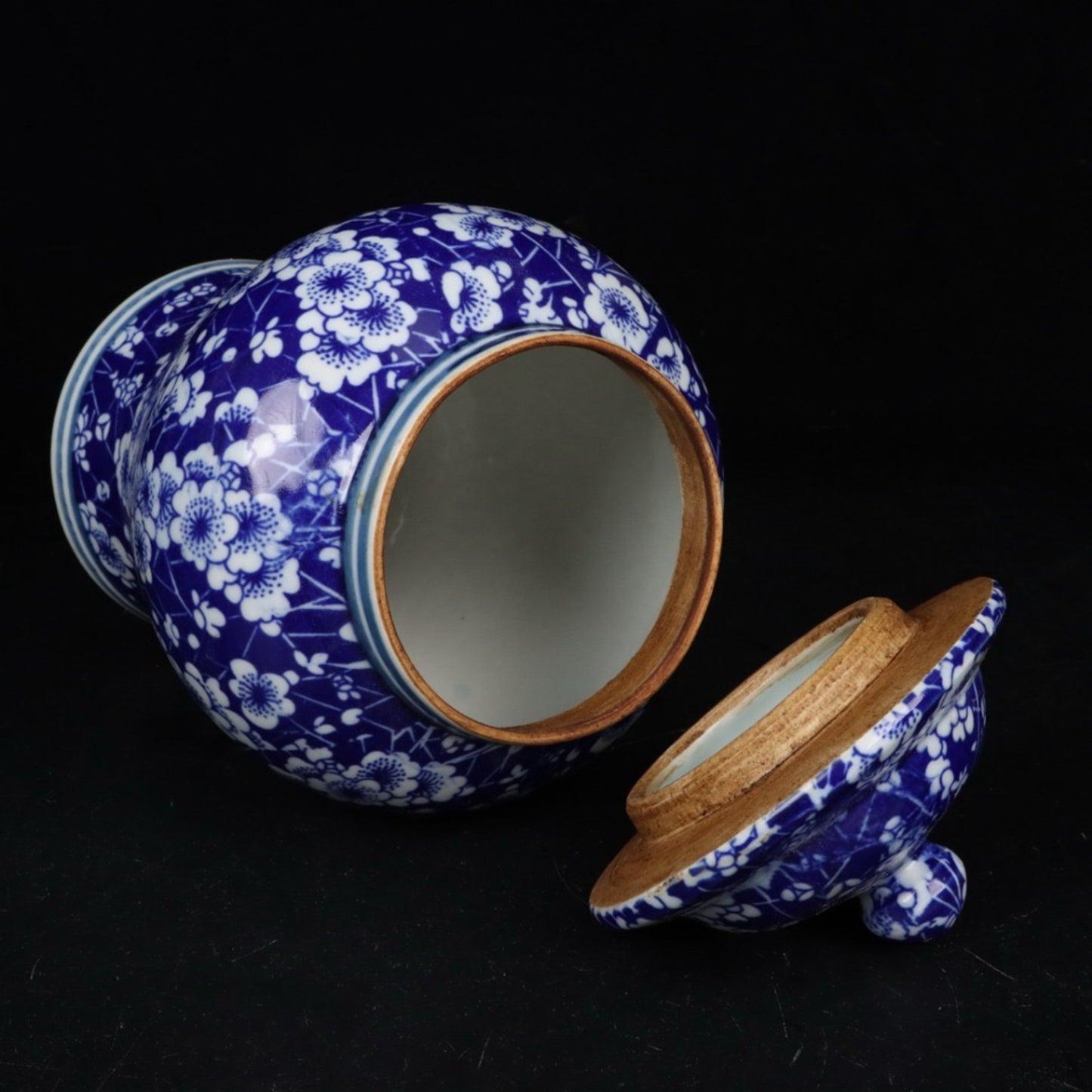 Blue and white ice plum patterned general jar
