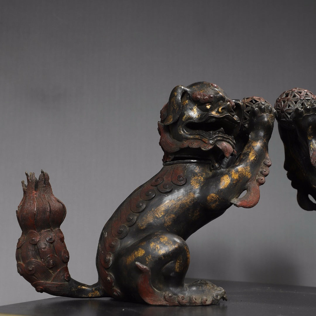 A pair of Chinese antique pure copper [lions]