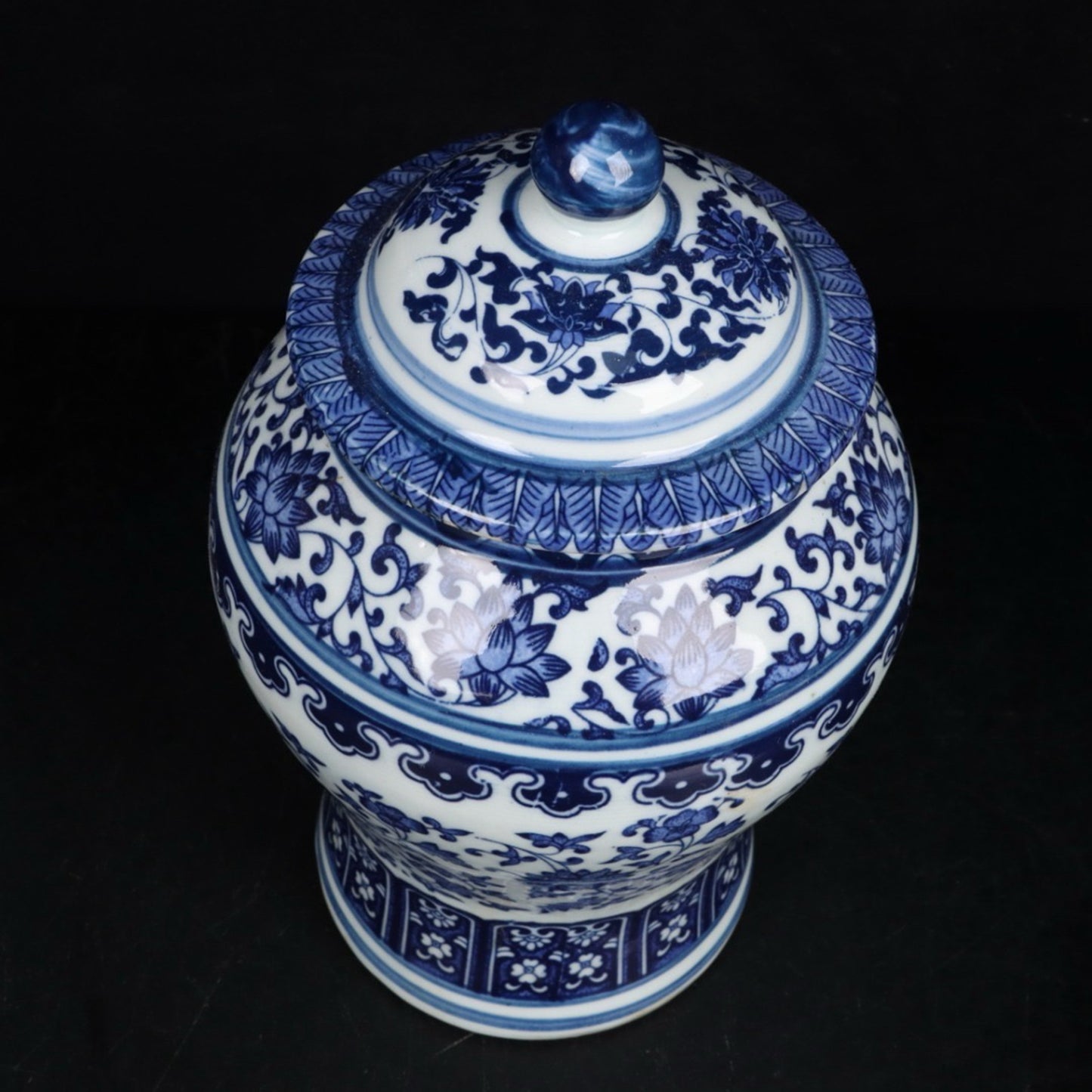 Blue and white intertwined lotus patterned general jar