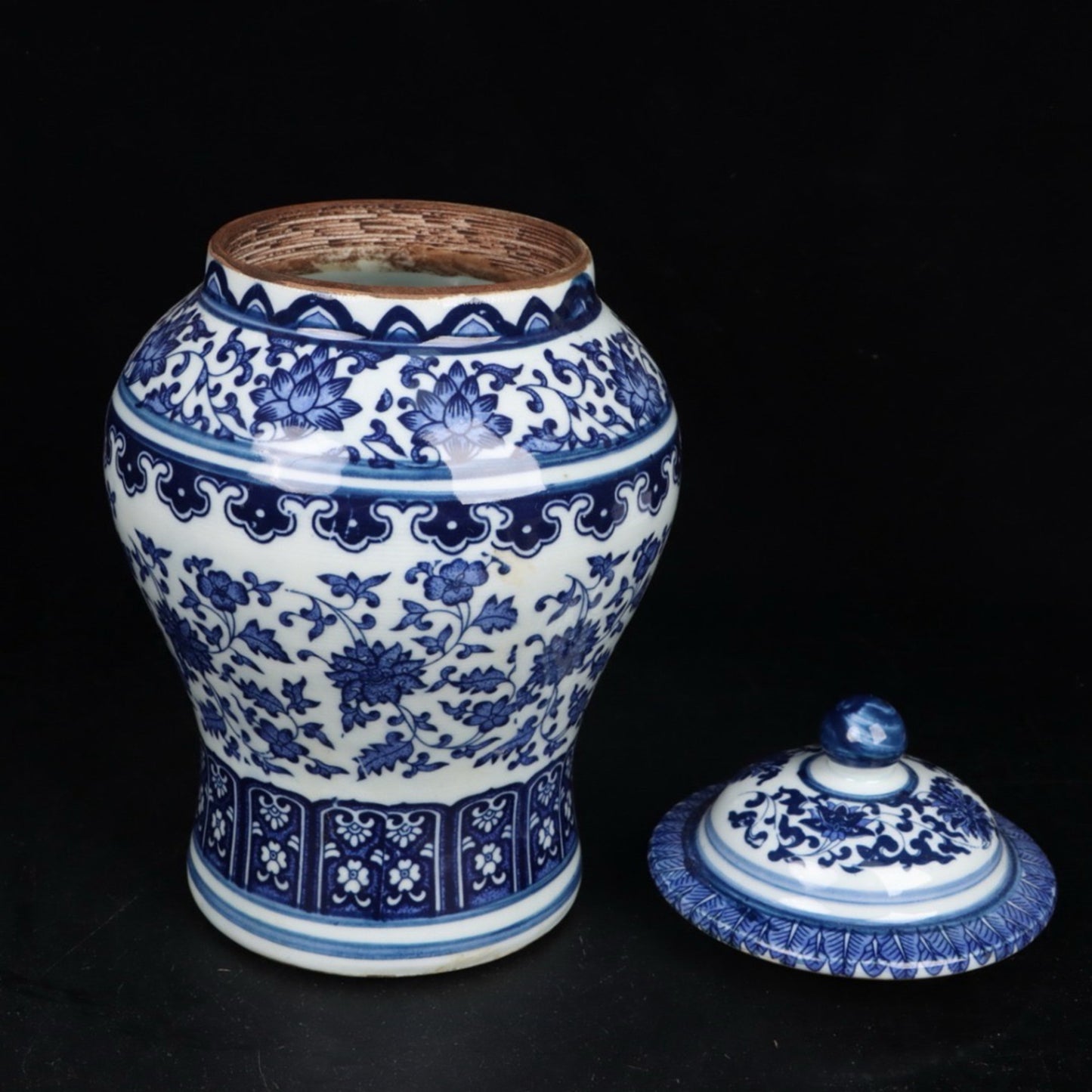 Blue and white intertwined lotus patterned general jar