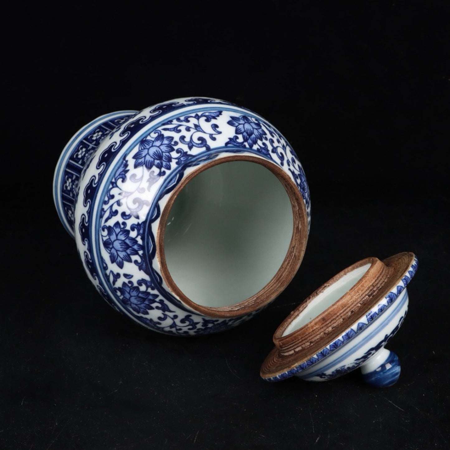 Blue and white intertwined lotus patterned general jar