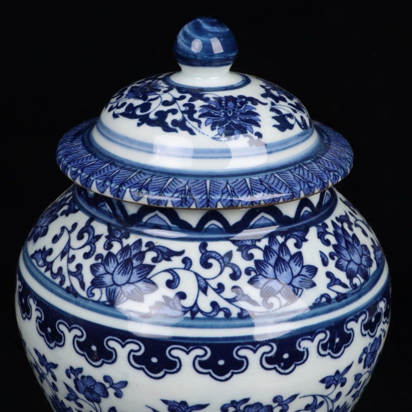 Blue and white intertwined lotus patterned general jar