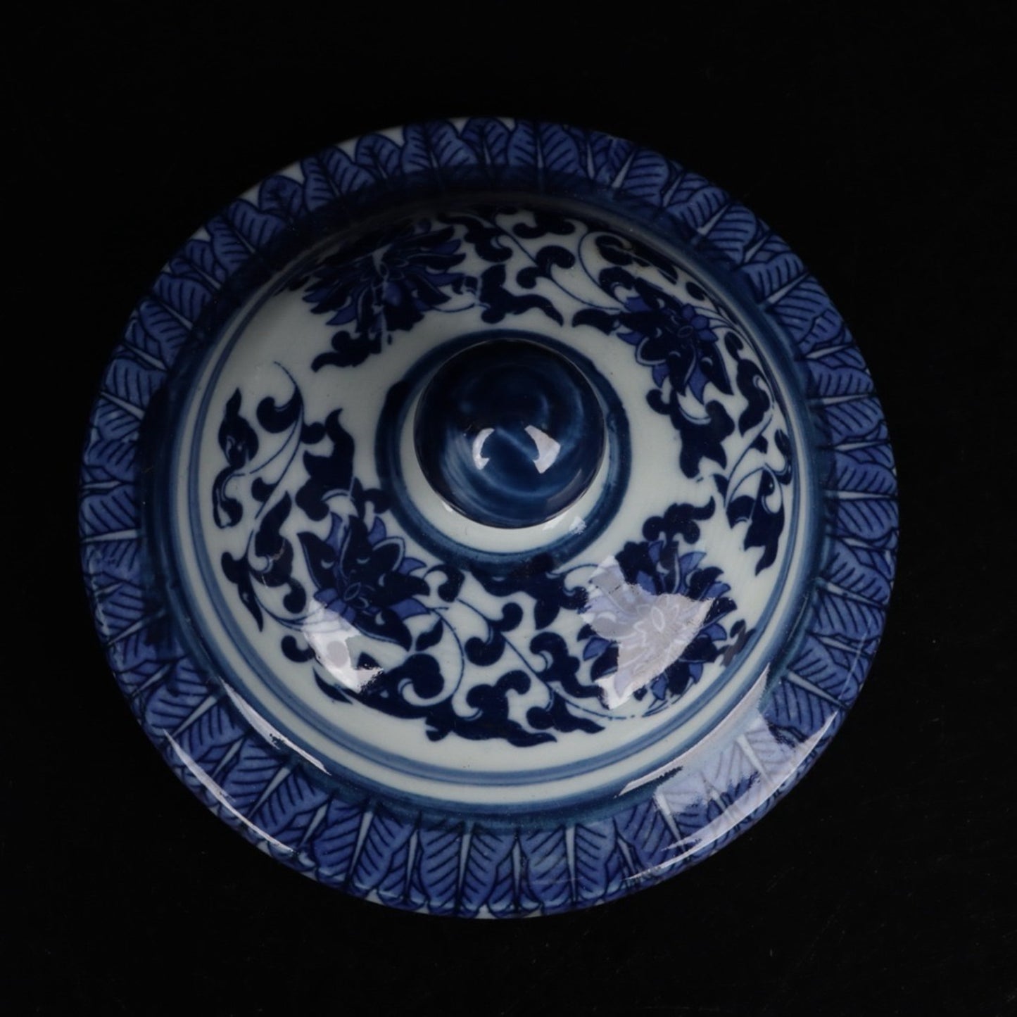 Blue and white intertwined lotus patterned general jar