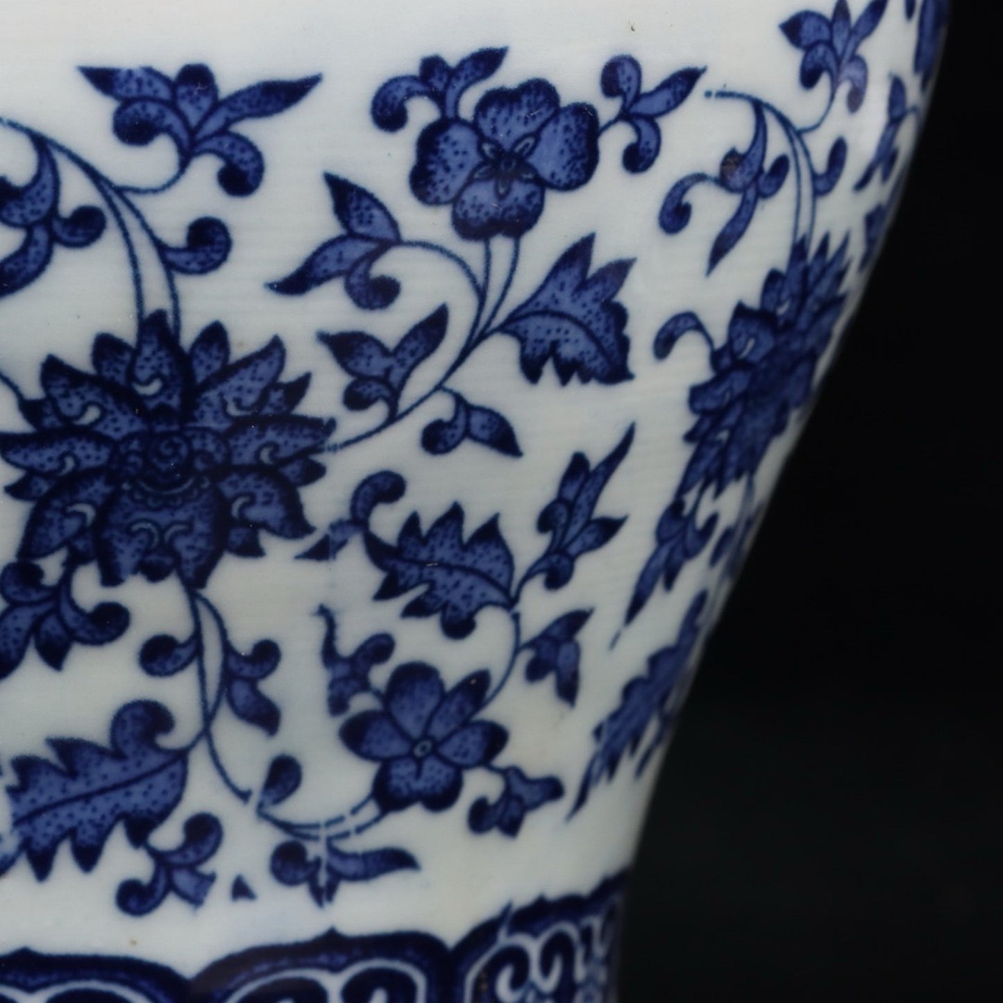 Blue and white intertwined lotus patterned general jar