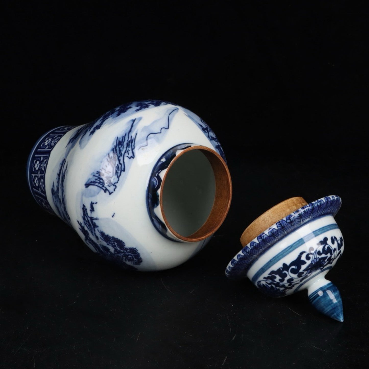 Blue and white landscape pattern general jar