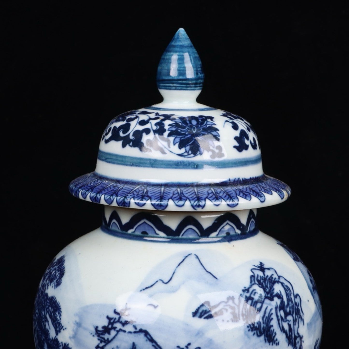 Blue and white landscape pattern general jar