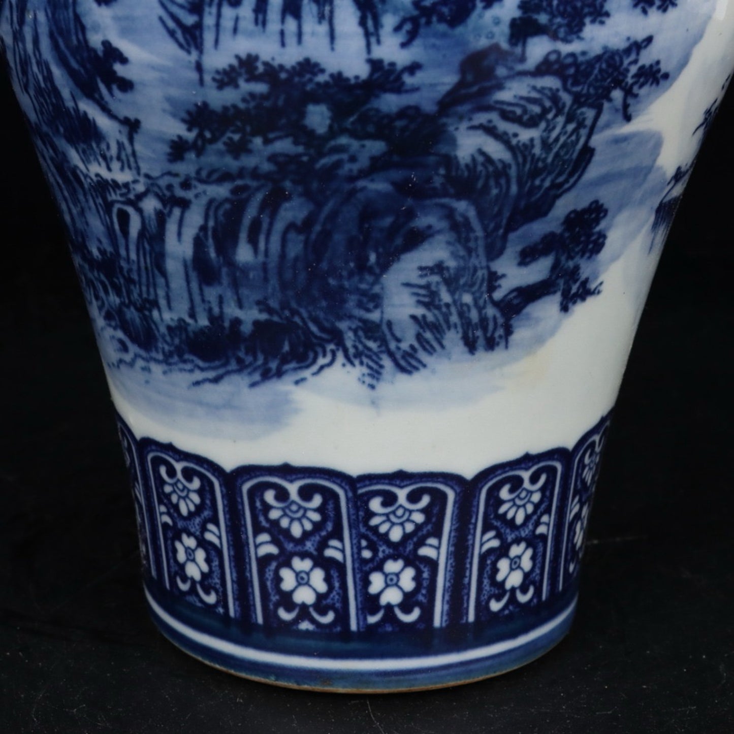 Blue and white landscape pattern general jar