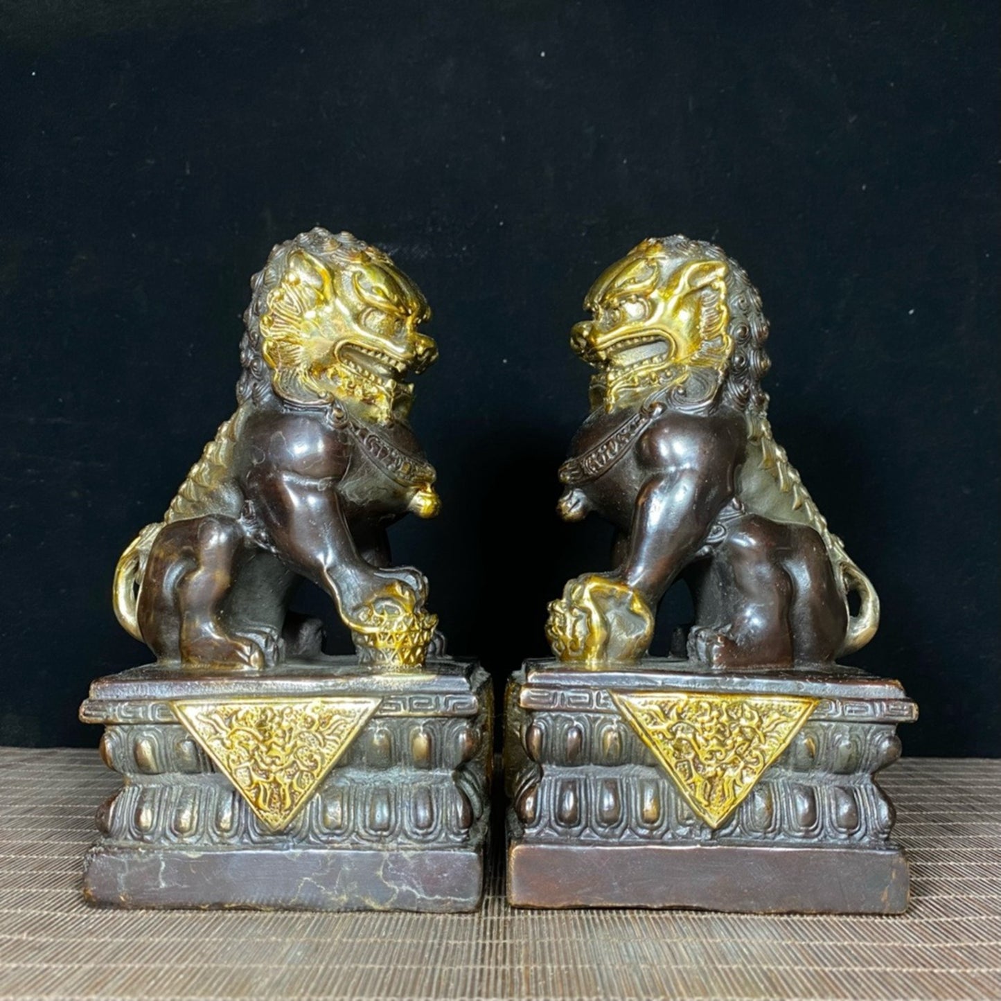 A pair of pure copper gilded golden door lions