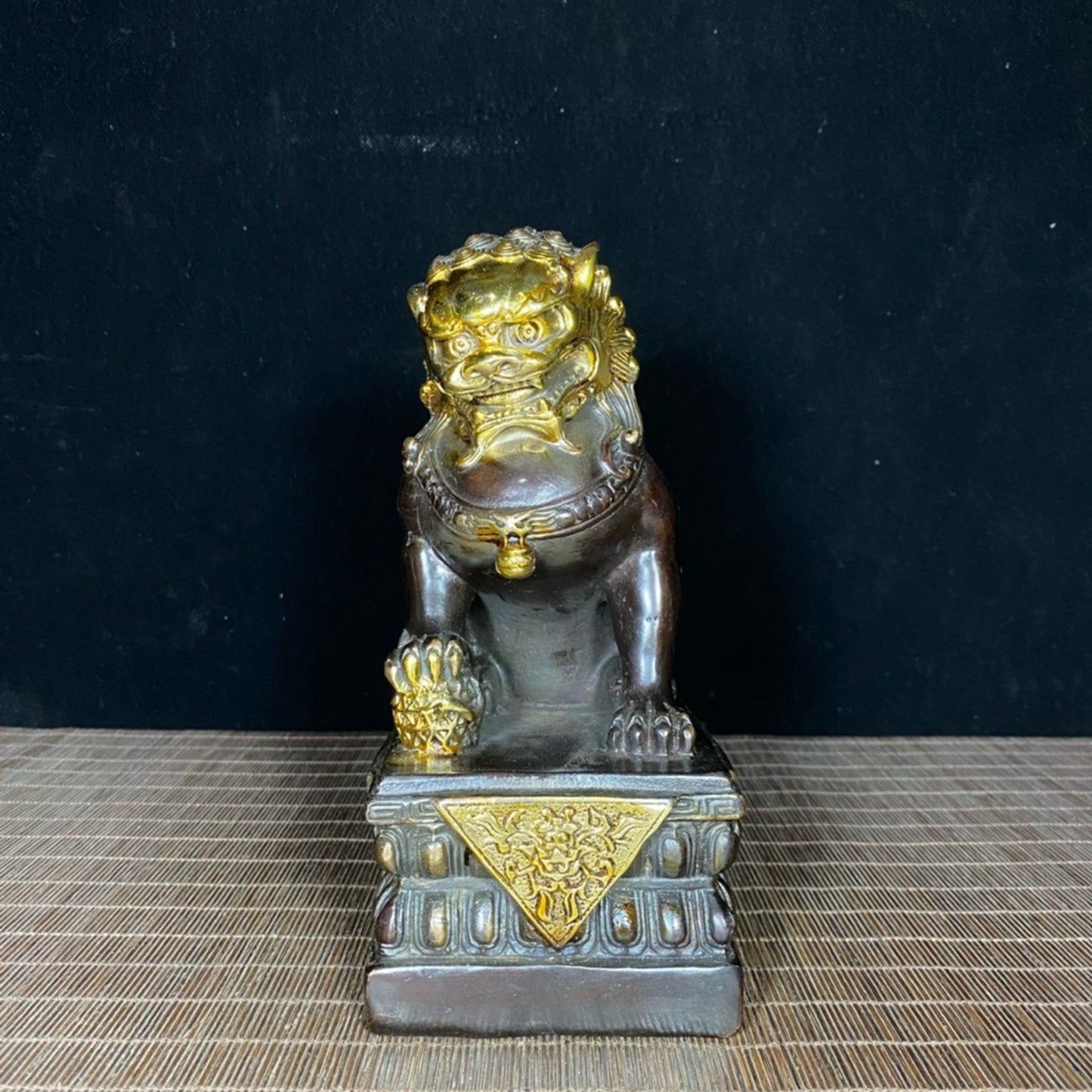 A pair of pure copper gilded golden door lions