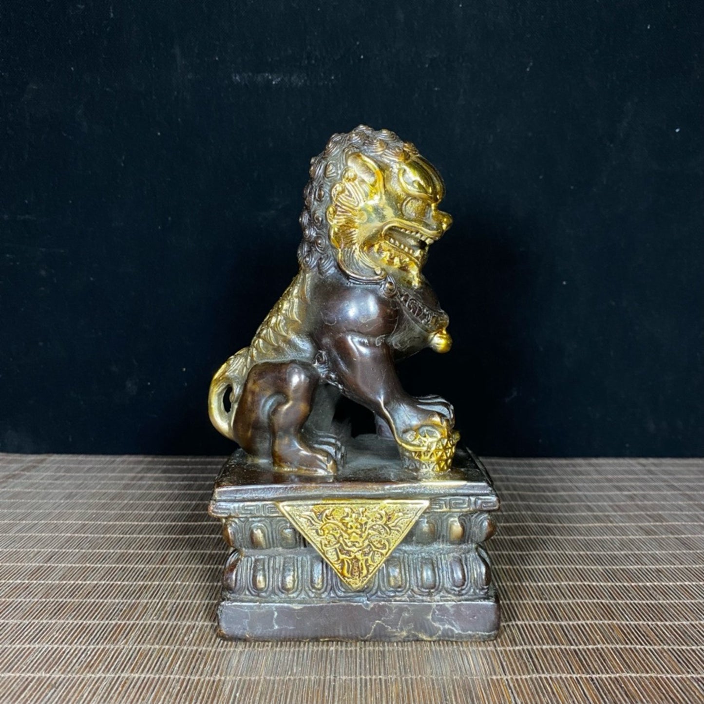 A pair of pure copper gilded golden door lions