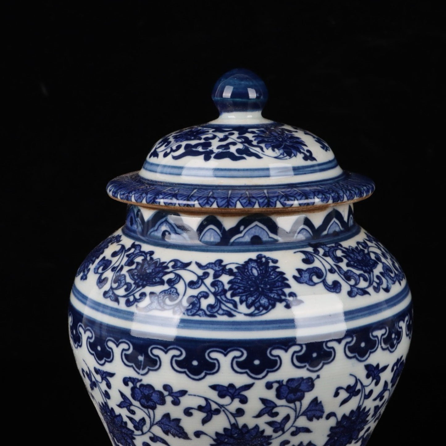 Blue and white intertwined lotus patterned general jar