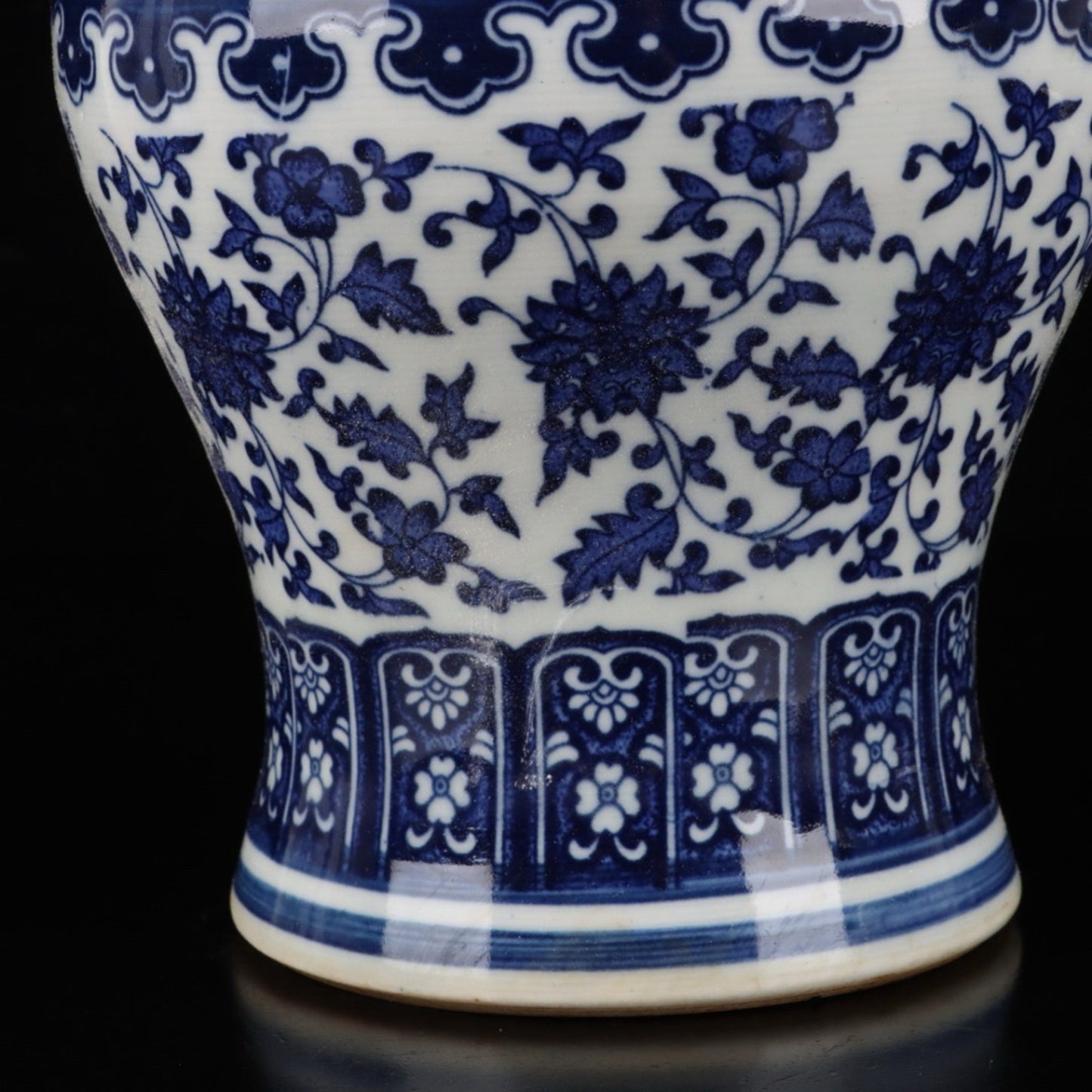 Blue and white intertwined lotus patterned general jar
