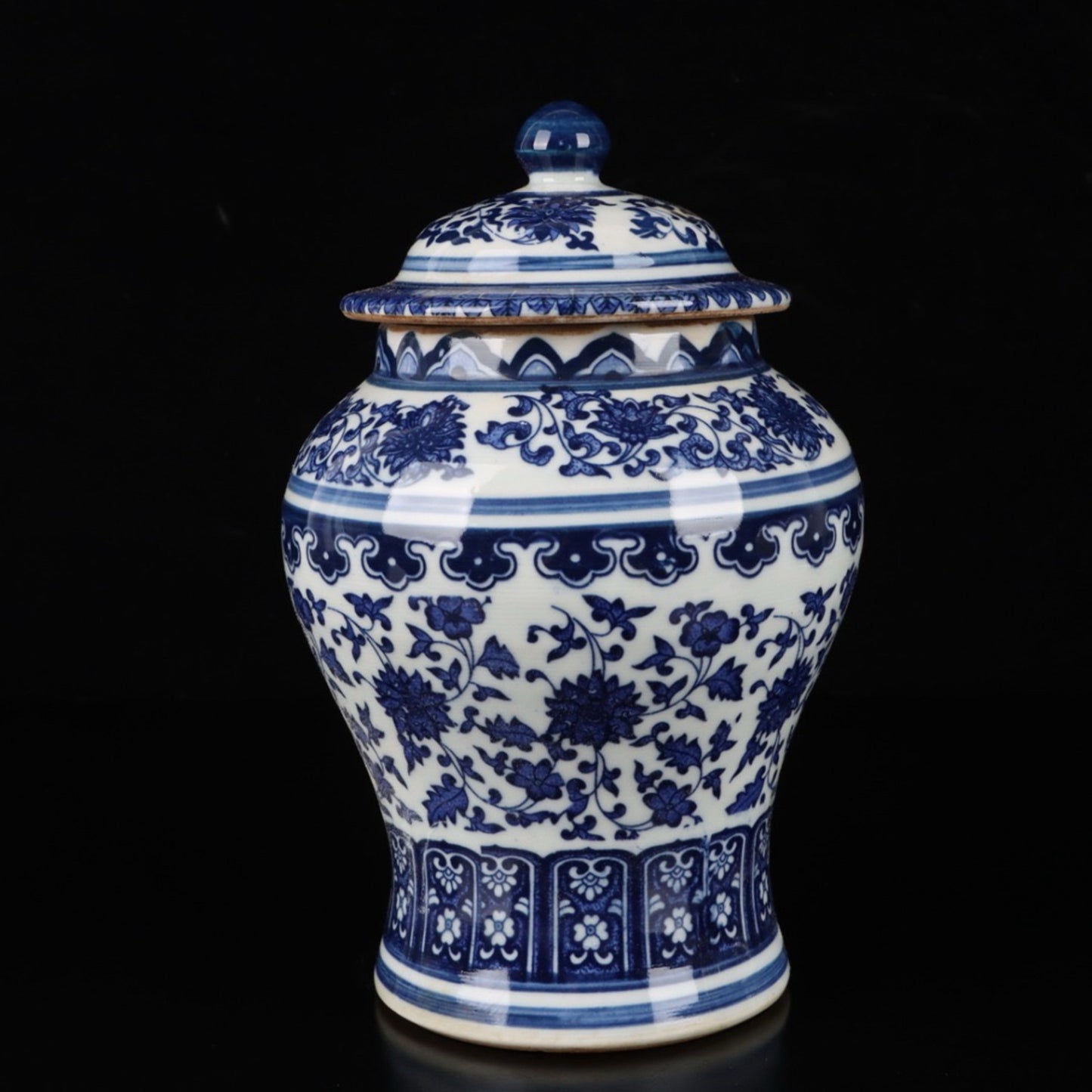 Blue and white intertwined lotus patterned general jar