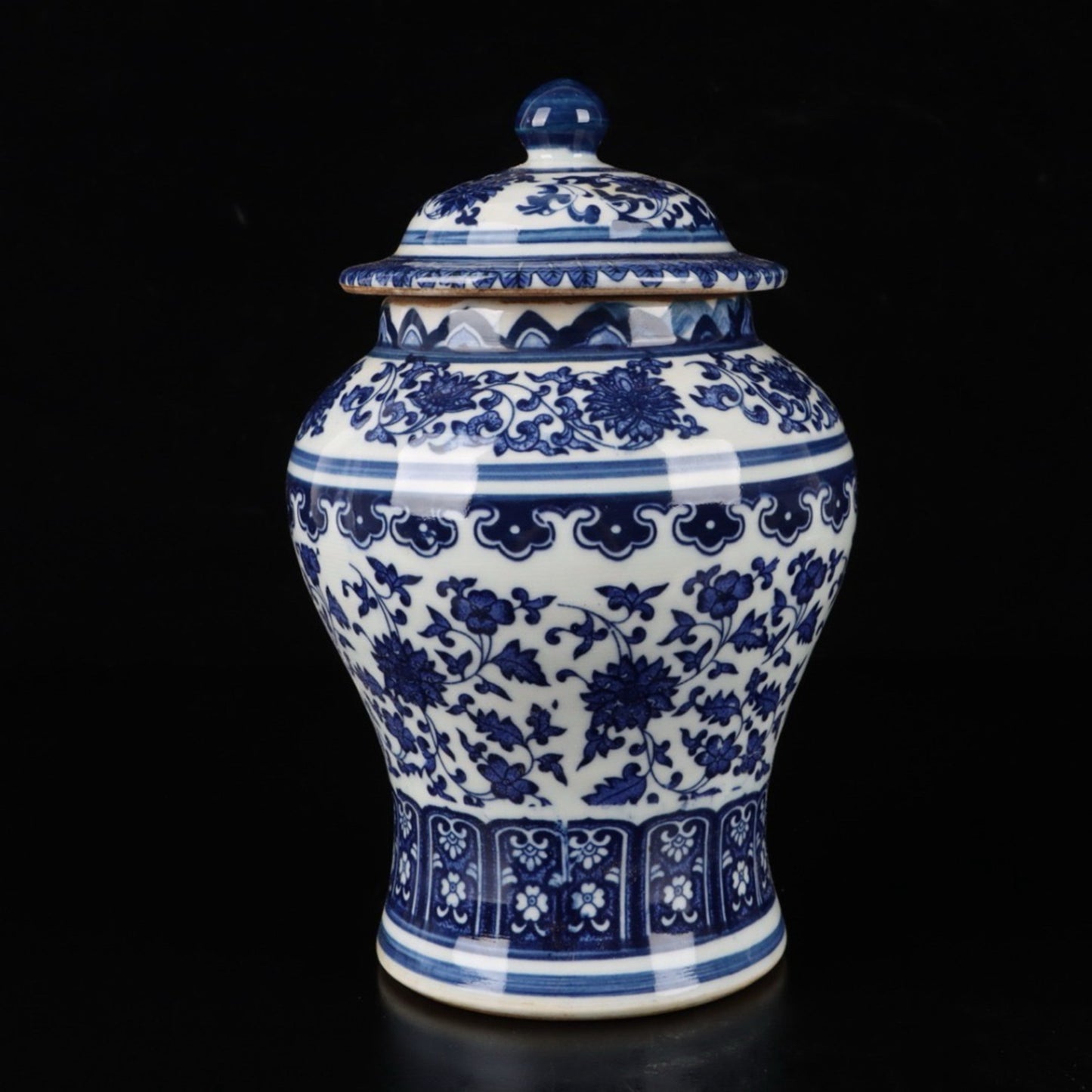 Blue and white intertwined lotus patterned general jar