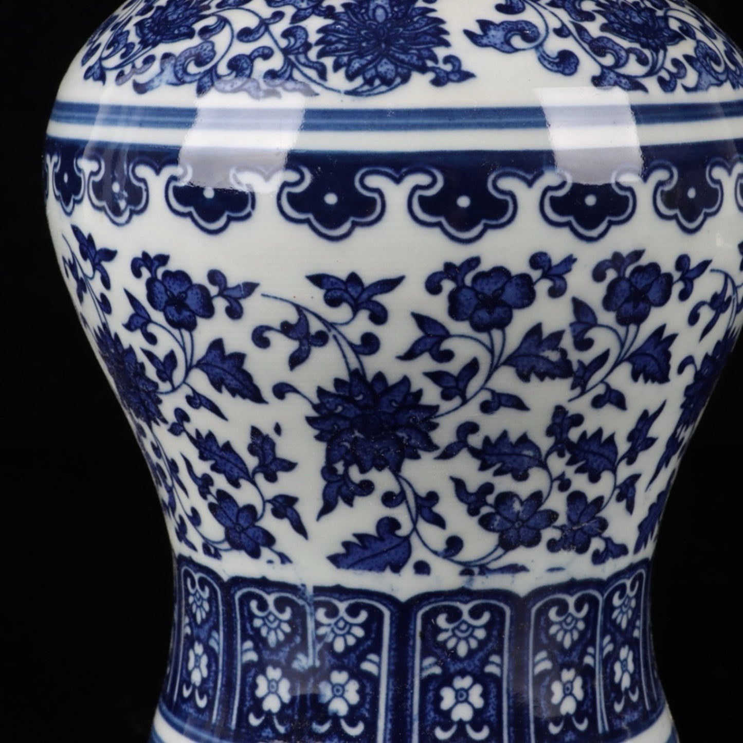 Blue and white intertwined lotus patterned general jar