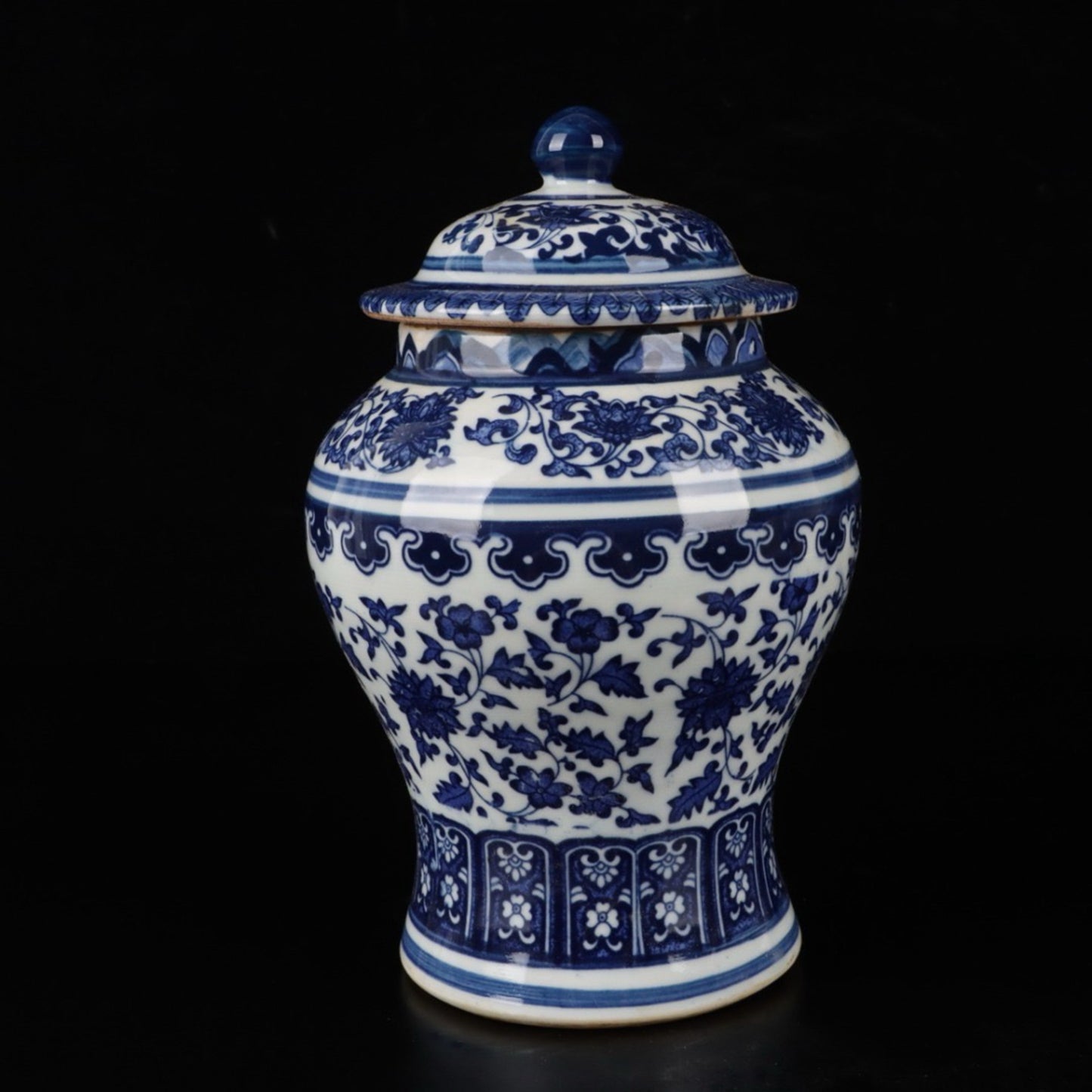 Blue and white intertwined lotus patterned general jar