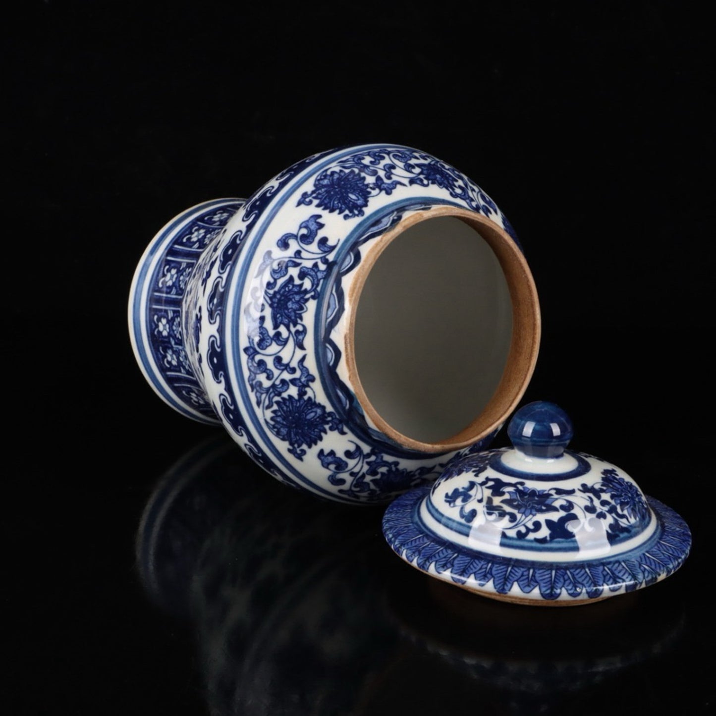 Blue and white intertwined lotus patterned general jar