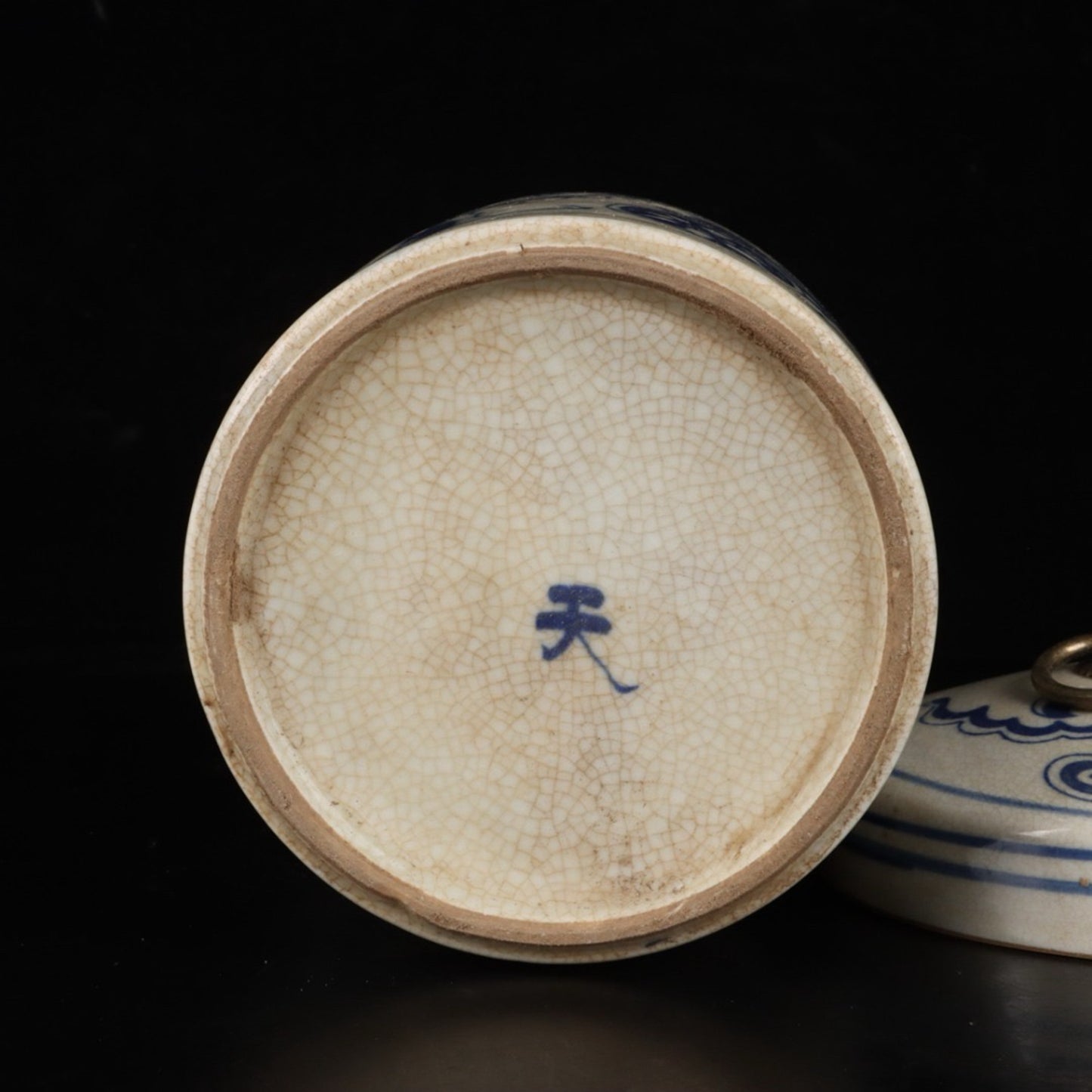 Blue and white tea jar with a pattern of Guigu Mountain and Guigu Mountain