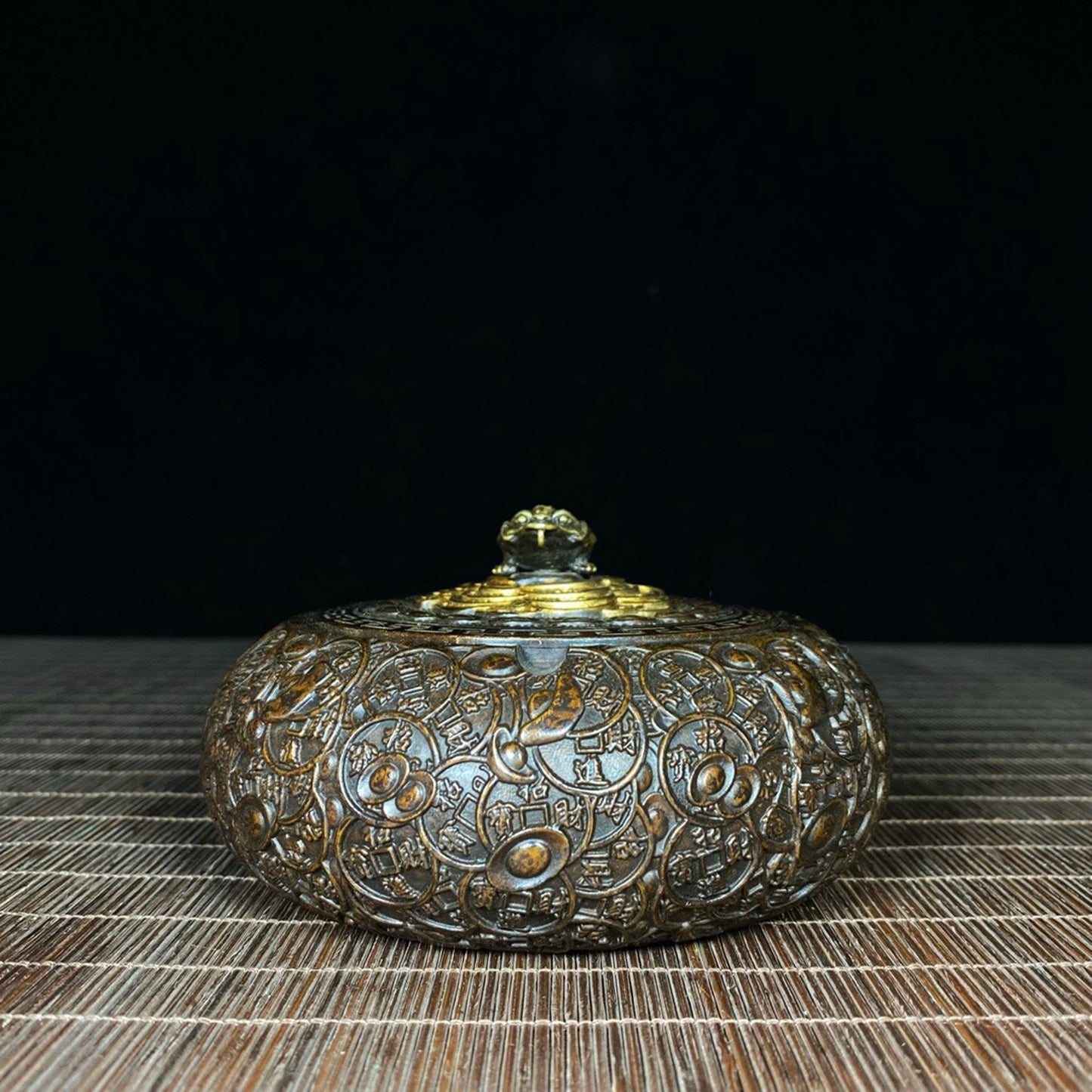 Pure copper golden toad relief ashtray