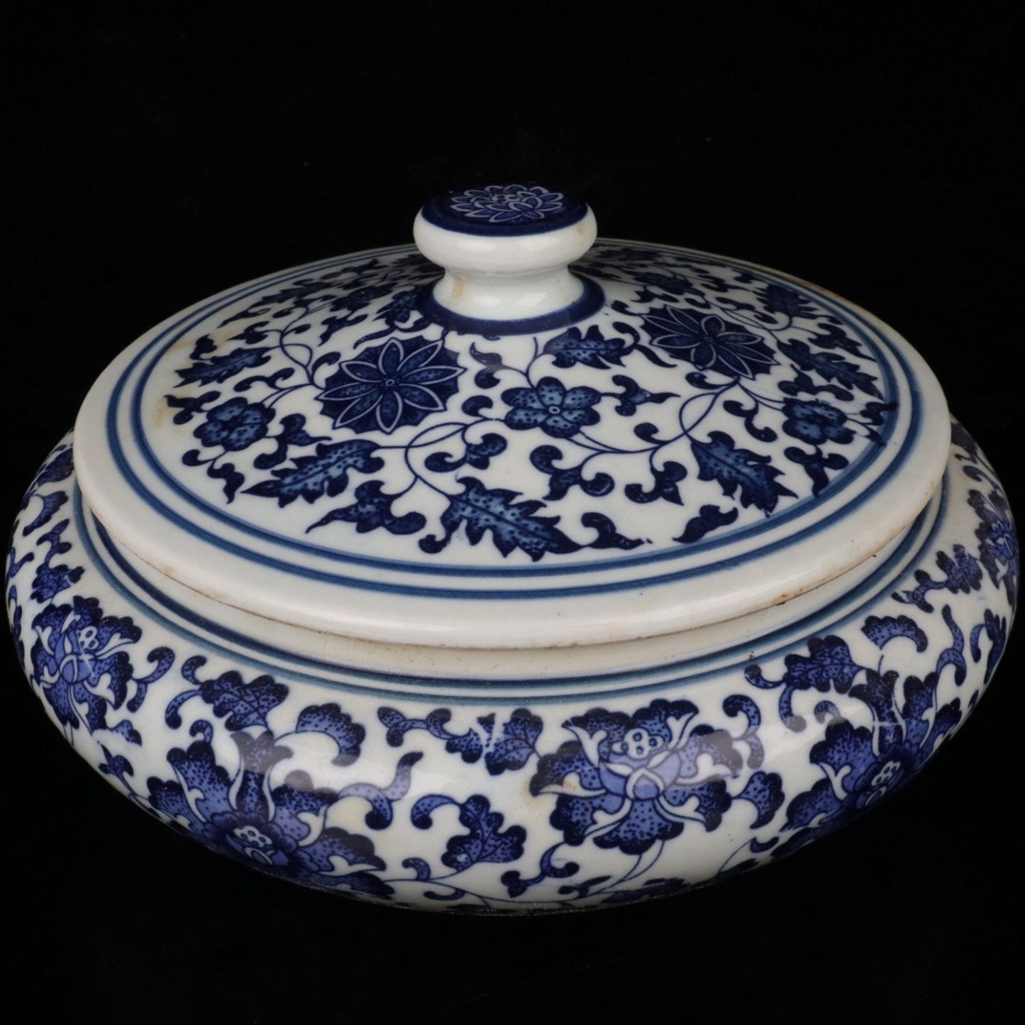 Blue and white entangled branches and lotus patterned tea cake lid jar