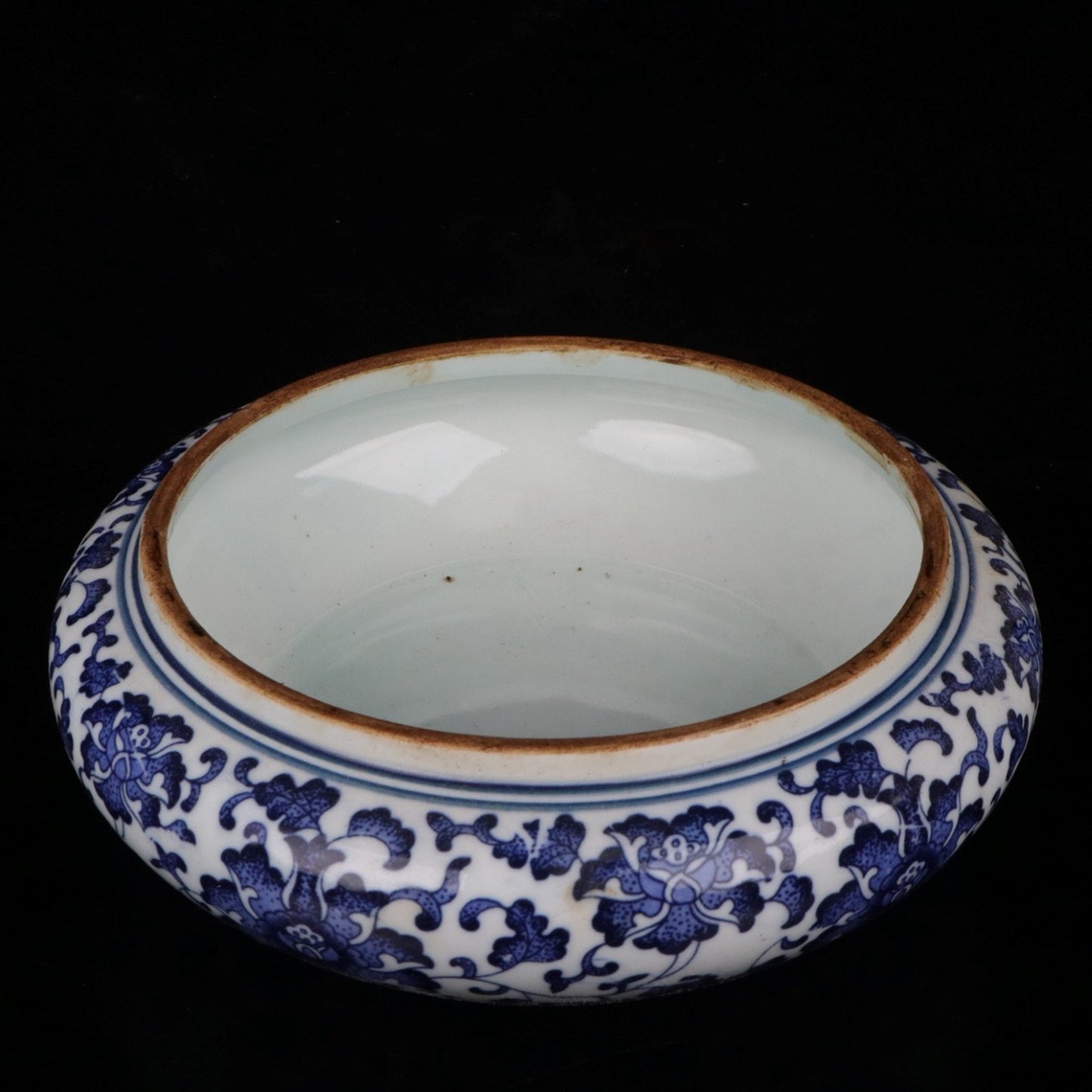 Blue and white entangled branches and lotus patterned tea cake lid jar