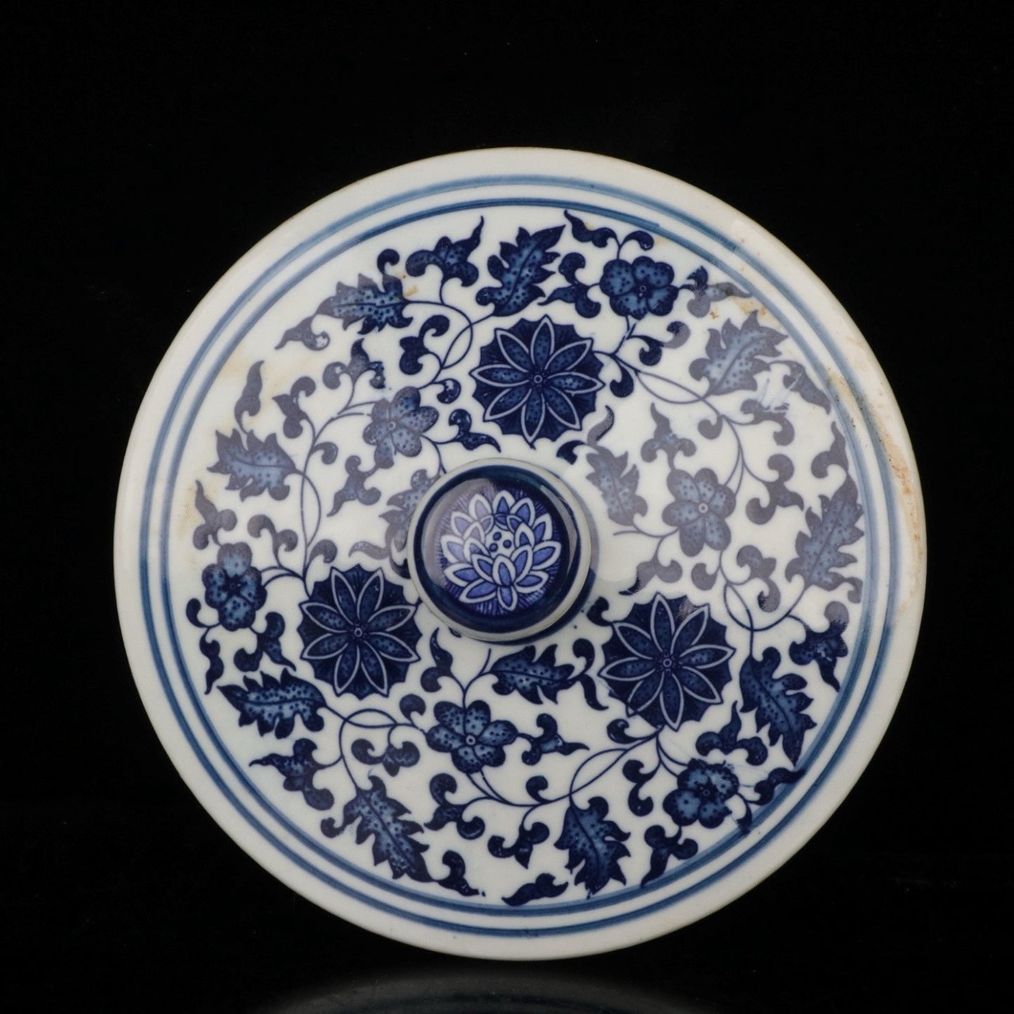 Blue and white entangled branches and lotus patterned tea cake lid jar