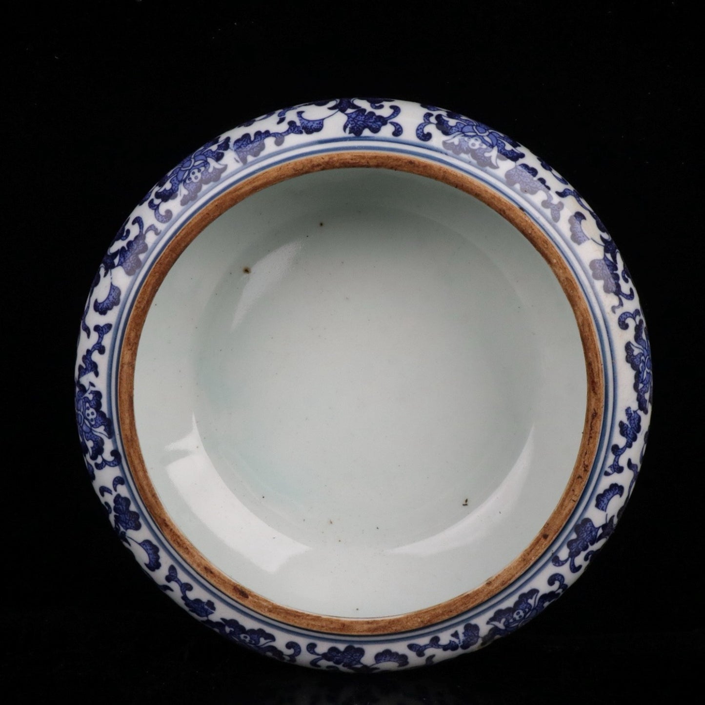 Blue and white entangled branches and lotus patterned tea cake lid jar