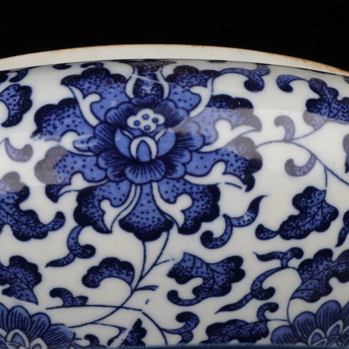 Blue and white entangled branches and lotus patterned tea cake lid jar