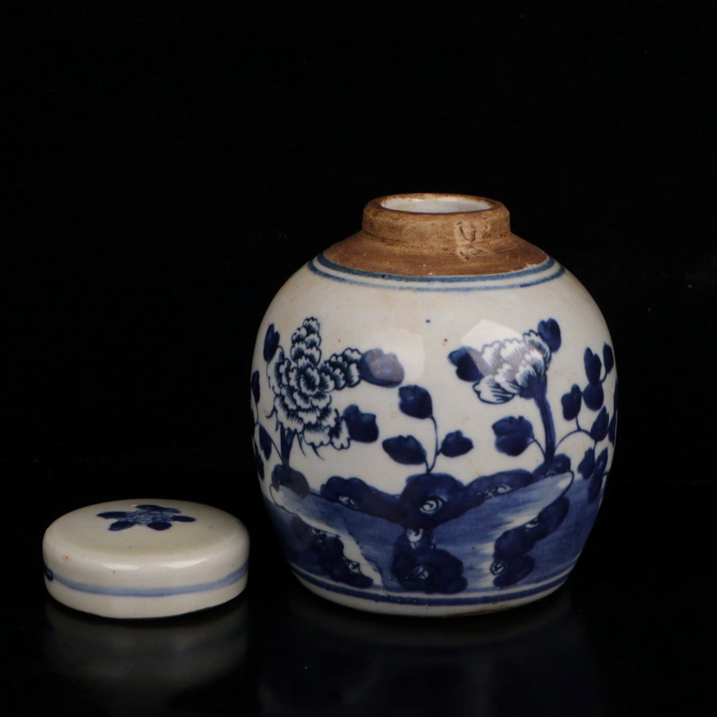 Blue and white flower and bird patterned small lid jar