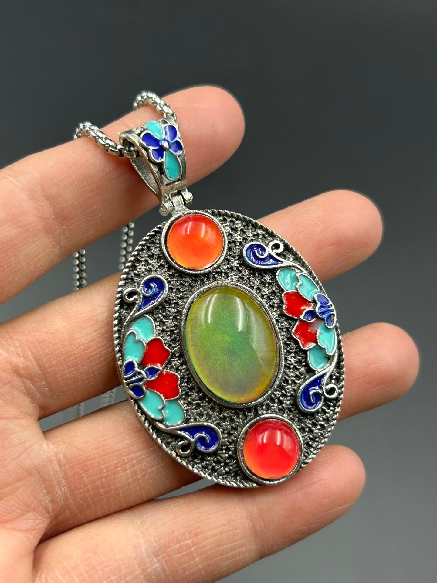 Chinese antique bronze cloisonn é temperature sensitive color changing pendant