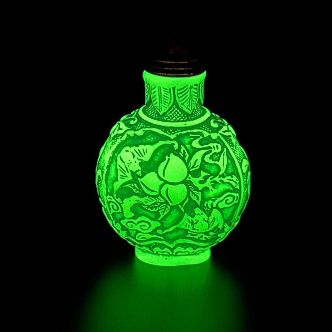 Chinese antique luminous snuff bottle