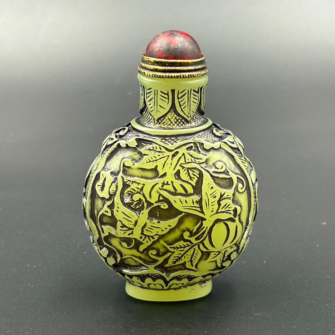 Chinese antique luminous snuff bottle