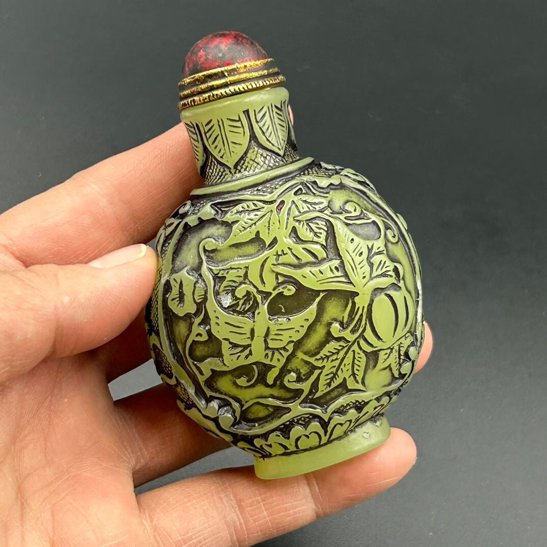 Chinese antique luminous snuff bottle