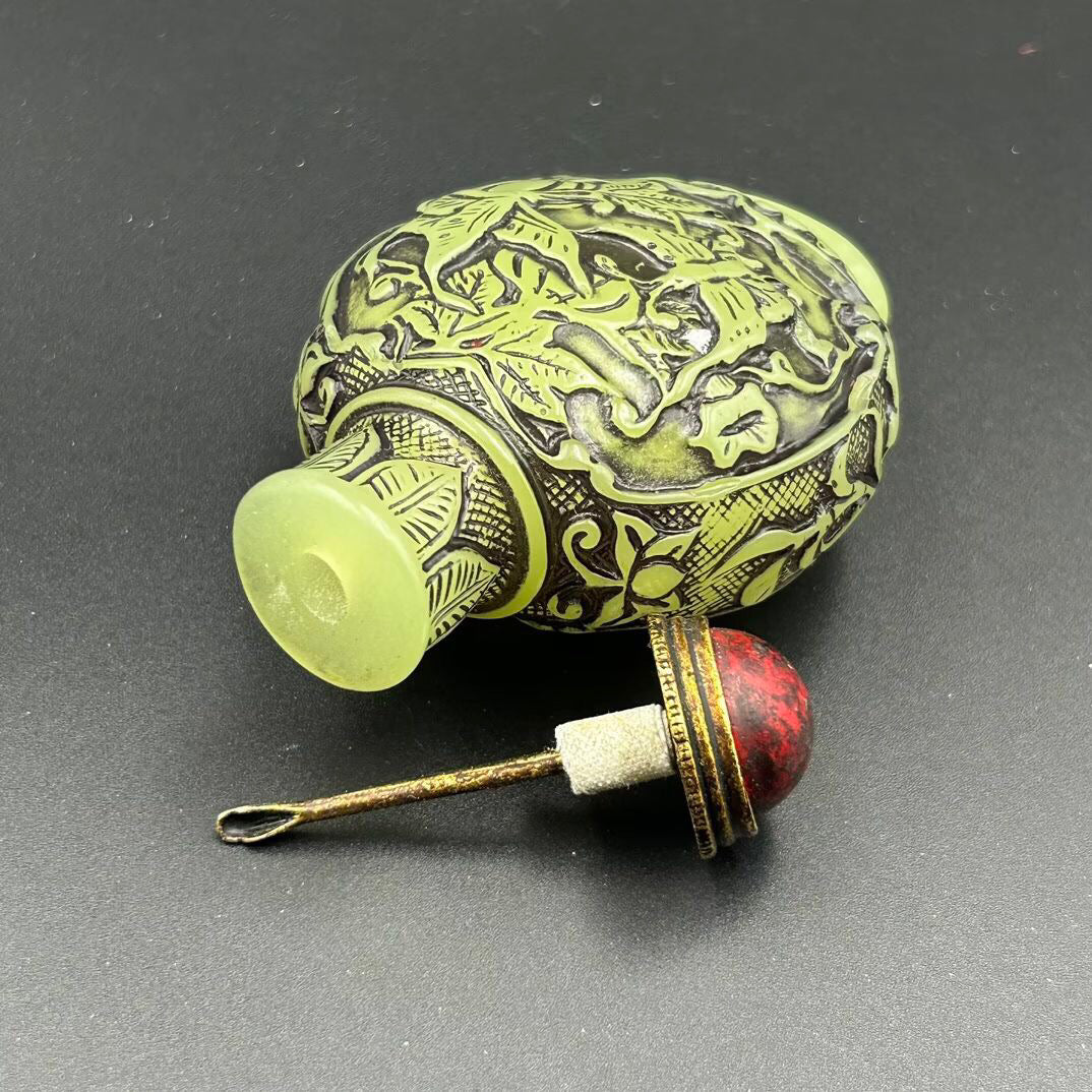 Chinese antique luminous snuff bottle