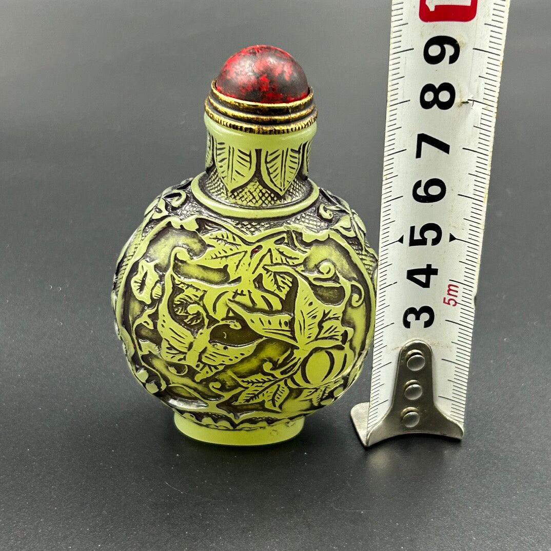 Chinese antique luminous snuff bottle