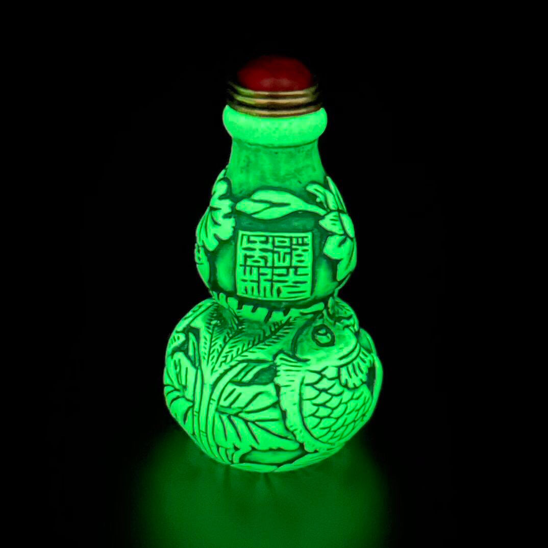 Chinese antique luminous snuff bottle