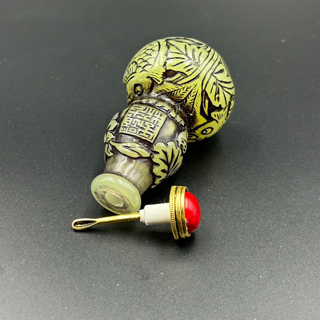 Chinese antique luminous snuff bottle