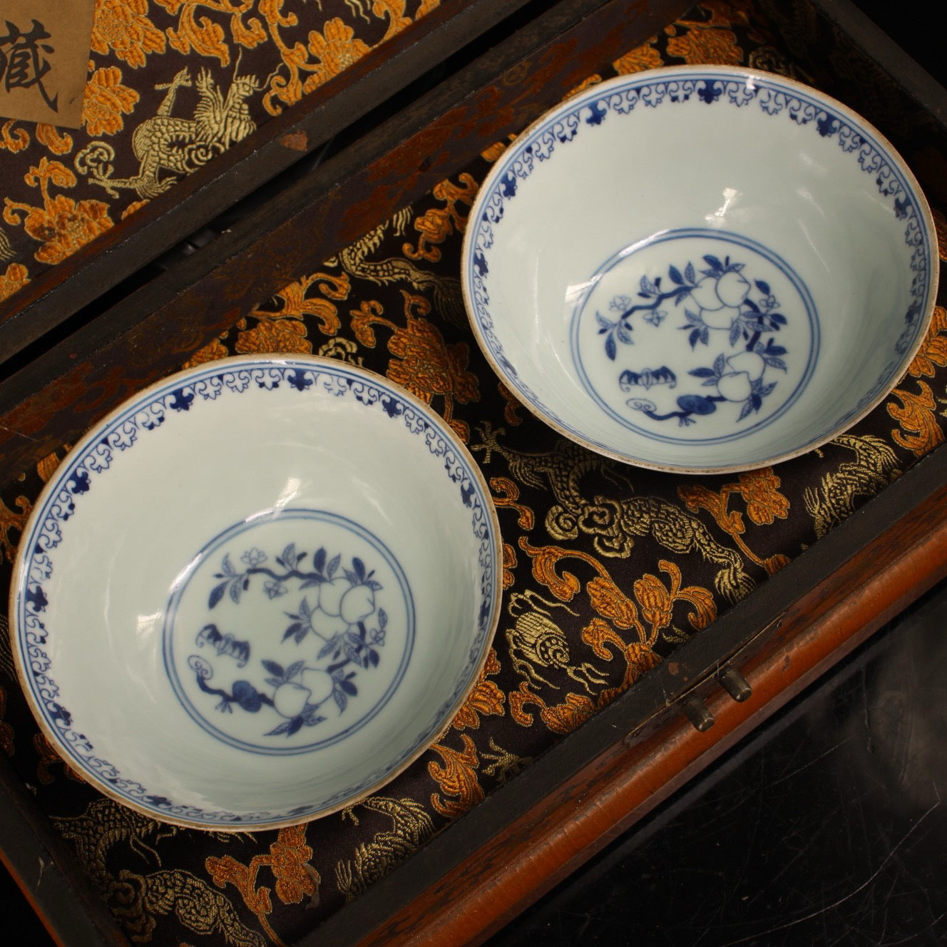 A pair of pure handmade blue and white dragon and phoenix porcelain bowls for collecting Chinese antiques