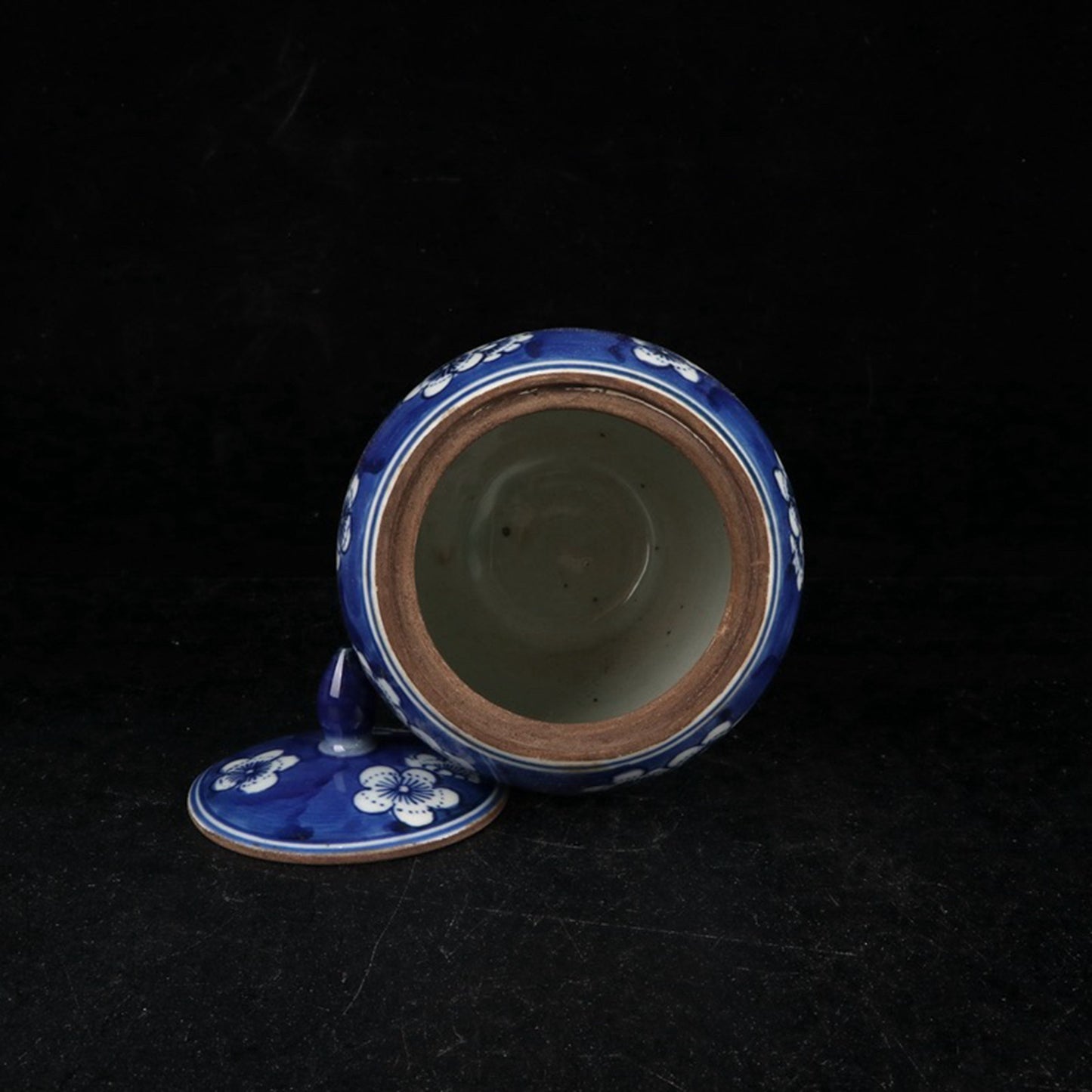 Blue and white ice plum patterned small winter melon jar