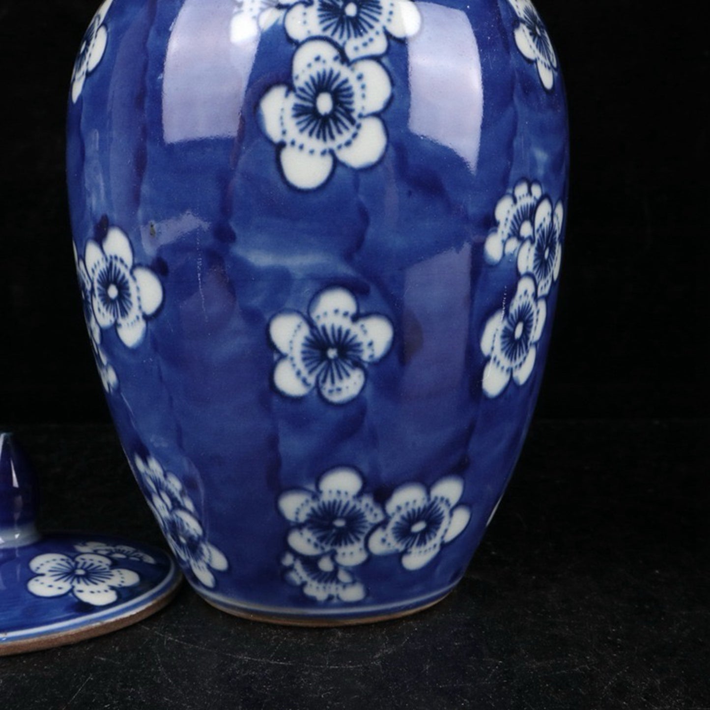 Blue and white ice plum patterned small winter melon jar